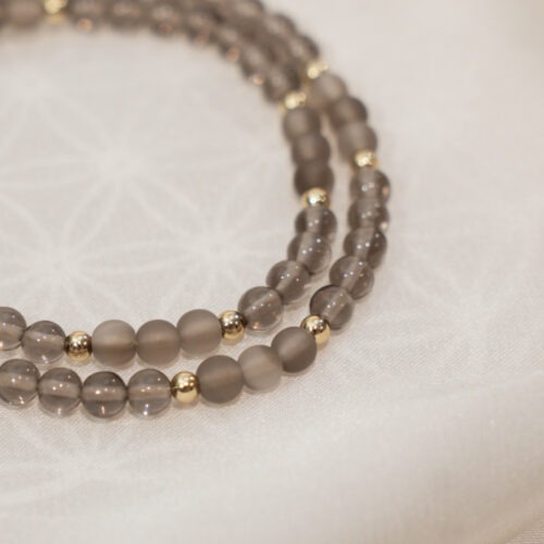 Rauchquarz – Der Edelstein der Erdung und Gelassenheit 🌑🌲 Ich lasse los und finde Ruhe in meiner inneren Stabilität. Rauchquarz ist ein stiller Begleiter, der dich zurück auf den Boden bringt. Er erdet, wenn Gedanken zu schnell kreisen, und stärkt deine innere Ausdauer. In Zeiten von Stress oder Unsicherheit erinnert er dich daran, dass Klarheit und Gelassenheit entstehen, wenn du Altes loslässt und dich dem Neuen öffnest. Seine sanfte, rauchige Energie schützt vor negativen Einflüssen und hilft dir, Sorgen Schritt für Schritt abzugeben. Rauchquarz schenkt dir Vertrauen in den eigenen Weg und verbindet dich tief mit der Natur – fest verwurzelt, ruhig und klar. ✨ Rauchquarz Eigenschaften Mental: Schutz, Stabilität, Loslassen, Neubeginn, Entspannung, Naturverbundenheit, Ausdauer, Lebensfreude, Fokus, Willenskraft, Stressabbau Körper: Kopfschmerzen, Stressmanagement, Muskulatur, Nervensystem Chakra: Wurzelchakra Planet: Saturn Element: Erde Sternzeichen: Stier, Waage, Steinbock, Schütze 🗿 Mineralogische & historische Fakten Rauchquarz ist eine braun bis schwarz gefärbte Varietät des Quarzes (SiO₂). Seine Farbe entsteht durch natürliche Bestrahlung in Kombination mit Aluminiumverunreinigungen im Kristallgitter. Er gehört zur Familie der makrokristallinen Quarze und ist in vielen alpinen Regionen sowie in Brasilien, Schottland und Madagaskar zu finden. Schon die Kelten verehrten Rauchquarz als „Stein der Erde“, der Mut, Schutz und tiefe Verwurzelung schenkt. In Schottland gilt er bis heute als Nationalstein. Spirituell wird er als starker Schutz- und Erdungsstein genutzt, der die Verbindung zur Natur und den Zyklen des Lebens stärkt.