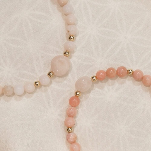 ## **Morganit – Der Edelstein der Sanftmut und Selbstliebe** ## **🌸💗** **Ich nehme meine Gefühle an und finde Kraft in meiner Sanftheit.** Der Morganit, auch als Rosa Beryll bekannt, ist ein Stein voller Zärtlichkeit und innerer Stärke. Er erinnert dich daran, deine Gefühle nicht zu unterdrücken, sondern sie bewusst wahrzunehmen und anzunehmen. Seine sanfte rosa Energie öffnet dein Herz für Selbstliebe, Vertrauen und Hingabe. Besonders in Zeiten des Wandels schenkt er Mut, alte Muster zu erkennen und Veränderungen liebevoll zu begrüßen. Morganit unterstützt dich dabei, deine Bedürfnisse klarer zu spüren, Verantwortung für dich selbst zu übernehmen und aus deinem Inneren heraus zu strahlen. --- ### **✨** ### **Morganit Eigenschaften** - **Mental:** Annahme, Selbstliebe, Selbstverantwortung, Gefühle bewusst machen, Bedürfnisse erkennen, innere Kraft, Veränderung - **Körper:** Nieren, Nervensystem, Zellen - **Chakra:** Herzchakra, Wurzelchakra - **Planet:** Mond - **Element:** Wasser - **Sternzeichen:** Krebs, Fische, Waage, Stier, Widder, Steinbock --- ### **🗿** ### **Mineralogische & historische Fakten** Morganit ist eine rosa bis pfirsichfarbene Varietät des Berylls (*Be₃Al₂Si₆O₁₈*) – verwandt mit Aquamarin und Smaragd. Seine zarten Farbtöne verdankt er Spuren von Mangan. Der Name wurde 1911 zu Ehren des amerikanischen Bankiers und Edelsteinsammlers **J. P. Morgan** geprägt. Schon früh galt Morganit als Stein der Liebe und Herzensenergie. In spirituellen Traditionen wird er genutzt, um emotionale Blockaden zu lösen und das Herz für Harmonie und Mitgefühl zu öffnen. Durch seine Klarheit und Feinheit steht er auch symbolisch für Reinheit in Gefühlen und die Verbindung zwischen Seele und Körper. --- ### **🌿** ### **Reflexionsfrage** Welche Gefühle in mir möchten bewusst wahrgenommen und angenommen werden? ### **🌿** ### **Affirmation** *Ich nehme meine Gefühle an und finde Kraft in meiner Sanftheit.* ### **🌿** ### **Meditation** Lege den Morganit sanft auf dein Herzchakra. Schließe die Augen und atme tief ein. Stell dir vor, wie ein rosafarbenes Licht dein Herz durchströmt und Wärme sowie Ruhe in jede Zelle deines Körpers trägt. Mit jeder Ausatmung gibst du alte Zweifel ab – mit jeder Einatmung füllst du dich mit Liebe und Annahme.