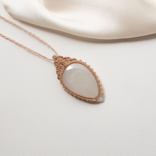 Mondstein – Der Edelstein der Weiblichkeit 🌙 Ich spüre die Verbindung zu meinem Zyklus. Der Mondstein ist ein sanfter, lichtvoller Begleiter für alle, die sich mit ihrer Weiblichkeit, Intuition und den natürlichen Rhythmen des Lebens verbinden möchten. Seine schimmernde Energie erinnert an das weiche Licht des Mondes und lädt dich ein, deinen Gefühlen Raum zu geben, deinem Zyklus zu vertrauen und auf dein inneres Wissen zu hören. Er bringt emotionale Balance, unterstützt die Selbstwahrnehmung und hilft dir, die Verbindung zwischen Körper und Seele bewusster zu leben. ✨ Themen Mondstein Mental: Intuition, Emotionen & Gefühle annehmen, Verbindung zur Weiblichkeit und den Zyklen der Natur, innerer Frieden, Zugang zum Unterbewussten, Selbstwahrnehmung, emotionale Balance, Spiritualität Chakra: Solarplexus, Sakralchakra Element: Wasser Sternzeichen: Krebs, Waage, Skorpion, Steinbock, Fische 🗿 Mineralogische & historische Fakten: Mondstein ist ein Kalium-Aluminium-Silikat (KAlSi₃O₈) aus der Feldspatgruppe und bekannt für seine schimmernde Adulareszenz – ein Lichtspiel, das an das Leuchten des Mondes erinnert. Dieser Effekt entsteht durch Lichtbrechung an den lamellenartigen Strukturen im Inneren des Steins. Bereits die Römer glaubten, der Mondstein enthalte das gefrorene Licht des Mondes. In Indien wird er bis heute als Heilstein für Liebende verehrt und gilt als Symbol für Fruchtbarkeit und weibliche Weisheit. Wusstest du schon? Der Mondstein wird traditionell als Begleiter während der Schwangerschaft geschätzt und kann helfen, emotionale Prozesse sanft zu begleiten – insbesondere rund um den Vollmond oder in sensiblen Zyklusphasen. ☝🏼 Details zum Edelstein Schmuck Naturstein - daher kann der Edelstein von den Bildern abweichen. weitere Elemente: Makramee Garn Länge Kette: verstellbar bis maximal 58 cm Größe mit Makramee ca. 45 x 20 mm mit Liebe und Intuition handgemacht 💜