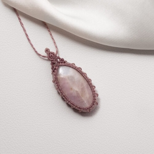 Kunzit – Der Edelstein der Sanftheit und Selbstliebe 🌸🌊 Ich öffne mein Herz für mich und die Welt. Kunzit erinnert dich daran, dass wahre Stärke leise beginnt – mit einem liebevollen Blick auf dich selbst. Der zarte Edelstein verbindet Herz und Geist, öffnet dich für Mitgefühl und unterstützt dich dabei, dich selbst mit mehr Nachsicht und Güte zu sehen. Besonders in stressigen Zeiten wirkt er stimmungsaufhellend, beruhigt das Nervensystem und fördert spirituelles Wachstum. Seine sanfte Schwingung bringt Harmonie in emotionale Wellen und schafft Raum für innere Freiheit und Selbstbestimmung. ✨ Themen Kunzit Mental: Selbstliebe, Einfühlungsvermögen, Mitgefühl, Selbstbestimmung, Achtsamkeit, Ausgleich, Spiritualität, spirituelles Wachstum, Schlagfertigkeit, Erinnerung, Stimmungsaufhellung, Freiheit Chakra: Herzchakra, Drittes Auge Element: Wasser Sternzeichen: Waage, Fische, Wassermann, Löwe, Widder, Skorpion 🗿 Mineralogische & historische Fakten: Kunzit ist ein rosafarbener bis fliederfarbener Edelstein aus der Familie der Spodumene. Seine sanfte Farbe verdankt er dem enthaltenen Mangan. Erst im 20. Jahrhundert entdeckt, wurde er nach George Frederick Kunz benannt, einem bekannten Edelsteinexperten. Aufgrund seiner lichtempfindlichen Struktur und seines feinen Schimmers wird er auch als „Lichtstein“ bezeichnet – ein Sinnbild für inneres Leuchten, Weichheit und Empathie. Spirituell steht der Kunzit für das Erwachen des Herzens: für Verbindung, Liebe und die Fähigkeit, auch sich selbst mitfühlend zu begegnen. ☝🏼 Details zum Edelstein Schmuck Naturstein - daher kann der Edelstein von den Bildern abweichen. Elemente: Makramee Garn Größe mit Makramee: 42x12 mm du bekommst eine passende Kette mit Schiebeknoten zum verstellen mit dazu mit Liebe und Intuition handgemacht 💜