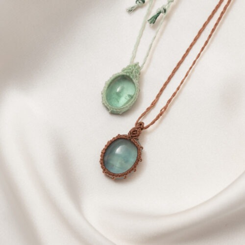 Fluorit – Der Edelstein der Klarheit und Leichtigkeit Ich erkenne, was wichtig ist – klar, leicht und frei. Fluorit bringt Struktur in dein Gedankenchaos. Wie ein frischer Wind klärt er die innere Unruhe, ordnet das Durcheinander und schenkt dir geistige Klarheit. Wenn du dich überfordert fühlst oder zu viel auf einmal denkst, hilft er dir, Prioritäten zu setzen und die Dinge mit Leichtigkeit zu betrachten. Fluorit unterstützt dabei, Entscheidungen klarer zu treffen – mit Kopf, Herz und Humor. Gleichzeitig öffnet er den Blick für neue Perspektiven und stärkt deine Intuition. ✨ Themen Fluorit Mental: Geistige Freiheit, Intuition, Überblick, Klarheit, Struktur, Ordnung, Konzentration, Humor, Leichtigkeit, Entschlossenheit, Perspektive erweitern, Gefühlsausdruck, Gefühle, Lebendigkeit, Neubeginn Körper: Nervensystem, Gelenke, Schleimhäute, Zähne, Haut Chakra: Drittes Auge, Solarplexus Planet: Merkur Element: Luft Sternzeichen: Wassermann, Fische, Skorpion, Löwe, Stier, Zwillinge 🗿 Mineralogische & historische Fakten: Fluorit ist ein farblich vielfältiger Kristall, der in fast allen Regenbogenfarben vorkommt. Aufgrund seiner Klarheit wurde er früher zur Herstellung von Linsen verwendet – auch spirituell gilt er als „Brille der Seele“. In China und Ägypten wurde Fluorit zur Meditation und zur Reinigung des Geistes eingesetzt. Er wurde oft als Schutzstein gegen äußere Einflüsse getragen, insbesondere bei mentaler Überforderung. Sein Name stammt vom lateinischen fluere – „fließen“ – was sinnbildlich für seine reinigende und ordnende Wirkung steht. ☝🏼 Details zum Edelstein Schmuck Naturstein - daher kann der Edelstein von den Bildern abweichen. Elemente: Makramee Größe: ca. 25 x 15 cm Kette mit Makramee Knoten - mehr Flexibilität mit Liebe und Intuition handgemacht 💜