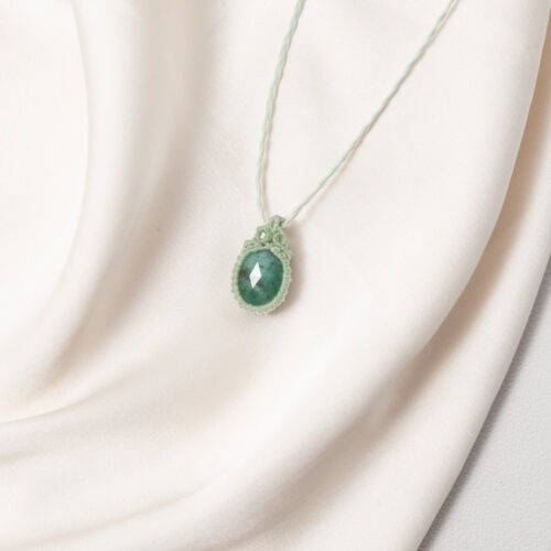 Smaragd – Der Edelstein der Liebe und Weisheit 💚🌿 Ich öffne mein Herz für Wachstum, Mitgefühl und innere Wahrheit. Der Smaragd berührt das Herz auf eine sanfte und doch kraftvolle Weise. Er lädt dich ein, deine innere Wahrheit zu entdecken, alte Wunden zu heilen und dich dem natürlichen Fluss des Lebens hinzugeben. Dabei stärkt er nicht nur Mitgefühl und Freundschaft, sondern auch deine Willenskraft, Selbstbestimmung und emotionale Balance. Ein Stein, der dich erinnert, dass wahres Wachstum mit Offenheit und Liebe beginnt – für dich selbst und für andere. ✨ Themen Smaragd Mental: Selbstliebe, Freundschaft, Mitgefühl, Weisheit, Harmonie, Selbstbestimmung, Wachstum, Naturverbundenheit, Willenskraft, Verständnis, Sinnfindung, Inspiration, Veränderung, emotionale Balance Körper: Herz, Magen, Kopf, Augen, Nebenhöhlen Chakra: Herzchakra Planet: Venus Element: Erde Sternzeichen: Stier, Krebs, Waage, Löwe 🗿 Mineralogische & historische Fakten: Smaragd gehört zur Beryll-Gruppe und verdankt seine intensive grüne Farbe dem Spurenanteil von Chrom und Vanadium. Bereits im alten Ägypten galt er als heiliger Stein der Isis – Symbol für Fruchtbarkeit, Wiedergeburt und ewige Liebe. Kleopatra selbst trug Smaragde als Zeichen ihrer Macht und weiblichen Intuition. In vielen Kulturen wurde der Smaragd als Stein der Weisen verehrt. Er förderte nicht nur Herzenswärme und Mitgefühl, sondern sollte auch die Sehkraft stärken und das Gedächtnis verbessern. ☝🏼 Details zum Edelstein Schmuck Naturstein - daher kann der Edelstein von den Bildern abweichen. Elemente: Makramee Garn Größe Hellgrün: 18x10 mm du bekommst eine passende Kette mit Schiebeknoten zum verstellen mit dazu mit Liebe und Intuition handgemacht 💜