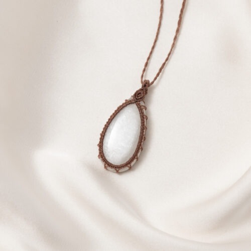 **Mondstein – Der Edelstein der Weiblichkeit** 🌙 *Ich spüre die Verbindung zu meinem Zyklus.* Der Mondstein ist ein sanfter, lichtvoller Begleiter für alle, die sich mit ihrer Weiblichkeit, Intuition und den natürlichen Rhythmen des Lebens verbinden möchten. Seine schimmernde Energie erinnert an das weiche Licht des Mondes und lädt dich ein, deinen Gefühlen Raum zu geben, deinem Zyklus zu vertrauen und auf dein inneres Wissen zu hören. Er bringt emotionale Balance, unterstützt die Selbstwahrnehmung und hilft dir, die Verbindung zwischen Körper und Seele bewusster zu leben. ✨ **Themen:** **Mental:** Intuition, Emotionen & Gefühle annehmen, Verbindung zur Weiblichkeit und den Zyklen der Natur, innerer Frieden, Zugang zum Unterbewussten, Selbstwahrnehmung, emotionale Balance, Spiritualität **Körper:** Hormone, Schwangerschaft, weiblicher Zyklus, Zirbeldrüse, Schlaf, Nervensystem **Chakra:** Solarplexus, Sakralchakra **Planet:** Mond **Element:** Wasser **Sternzeichen:** Krebs, Waage, Skorpion, Steinbock, Fische 🗿 **Mineralogische & historische Fakten:** Mondstein ist ein Kalium-Aluminium-Silikat (KAlSi₃O₈) aus der Feldspatgruppe und bekannt für seine schimmernde Adulareszenz – ein Lichtspiel, das an das Leuchten des Mondes erinnert. Dieser Effekt entsteht durch Lichtbrechung an den lamellenartigen Strukturen im Inneren des Steins. Bereits die Römer glaubten, der Mondstein enthalte das gefrorene Licht des Mondes. In Indien wird er bis heute als Heilstein für Liebende verehrt und gilt als Symbol für Fruchtbarkeit und weibliche Weisheit. **Wusstest du schon?** Der Mondstein wird traditionell als Begleiter während der Schwangerschaft geschätzt und kann helfen, emotionale Prozesse sanft zu begleiten – insbesondere rund um den Vollmond oder in sensiblen Zyklusphasen.