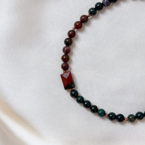 Heliotrop – Der Edelstein für Balance und energetischen Schutz 🌿 Ich bin im Gleichgewicht – mit mir, meinem Körper und dem Leben. Der Heliotrop ist ein starker Begleiter, wenn du dich erschöpft fühlst, schwer abgrenzen kannst oder innerlich aus der Balance geraten bist. Er verbindet dich mit deinem Körper, stärkt dein Immunsystem und unterstützt dich dabei, Klarheit über deine eigenen Bedürfnisse zu finden. Seine Schwingung erinnert dich daran, dich selbst liebevoll ernst zu nehmen – mit all deiner Sensibilität und Stärke. ✨ Heliotrop Mental: Balance, Lebensfreude, Grenzen setzen, Kontrolle, Mitgefühl, innere Ruhe Chakra: Herzchakra, Solarplexus Planet: Mars Element: Feuer, Erde Sternzeichen: Jungfrau, Waage, Löwe, Widder ☝🏼 Details zum Edelstein Schmuck Naturstein – daher kann der Edelstein von den Bildern abweichen. weitere Elemente: Edelstahl 18k vergoldet Größe verstellbar bis ca. 14 - 30 cm Umfang mit Liebe und Intuition handgemacht 💜