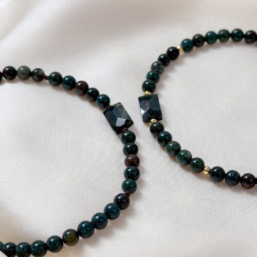 Heliotrop – Der Edelstein für Balance und energetischen Schutz 🌿 Ich bin im Gleichgewicht – mit mir, meinem Körper und dem Leben. Der Heliotrop ist ein starker Begleiter, wenn du dich erschöpft fühlst, schwer abgrenzen kannst oder innerlich aus der Balance geraten bist. Er verbindet dich mit deinem Körper, stärkt dein Immunsystem und unterstützt dich dabei, Klarheit über deine eigenen Bedürfnisse zu finden. Seine Schwingung erinnert dich daran, dich selbst liebevoll ernst zu nehmen – mit all deiner Sensibilität und Stärke. ✨ Heliotrop Mental: Balance, Lebensfreude, Grenzen setzen, Kontrolle, Mitgefühl, innere Ruhe Chakra: Herzchakra, Solarplexus Planet: Mars Element: Feuer, Erde Sternzeichen: Jungfrau, Waage, Löwe, Widder ☝🏼 Details zum Edelstein Schmuck Naturstein – daher kann der Edelstein von den Bildern abweichen. weitere Elemente: Edelstahl 18k vergoldet Größe verstellbar bis ca. 14 - 30 cm Umfang mit Liebe und Intuition handgemacht 💜