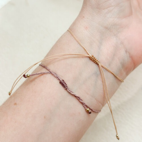 Dieses Bild zeigt dir, wie du dein Edelstein Armband ganz einfach selbst kürzen kannst. Mit etwas Gefühl, einer Schere und einem Feuerzeug passt du dein Makramee-Armband perfekt an dein Handgelenk an. Ideal für alle, die es lieber etwas enger oder lockerer mögen. Eine einfache DIY-Lösung ohne Rückversand oder Neu-Knüpfen – liebevoll erklärt und mit natürlichen Materialien umgesetzt.