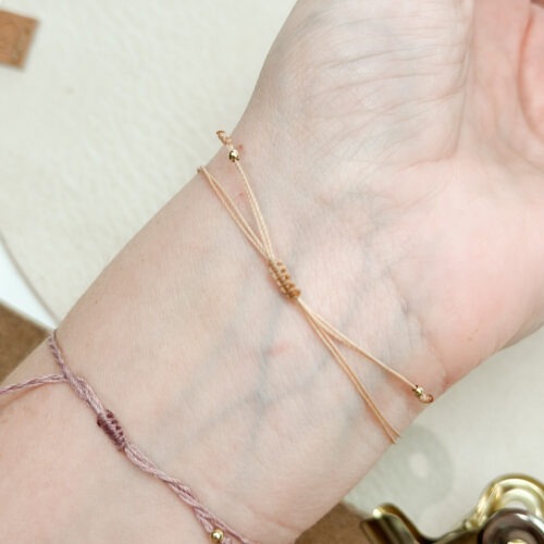 Dieses Bild zeigt dir, wie du dein Edelstein Armband ganz einfach selbst kürzen kannst. Mit etwas Gefühl, einer Schere und einem Feuerzeug passt du dein Makramee-Armband perfekt an dein Handgelenk an. Ideal für alle, die es lieber etwas enger oder lockerer mögen. Eine einfache DIY-Lösung ohne Rückversand oder Neu-Knüpfen – liebevoll erklärt und mit natürlichen Materialien umgesetzt.