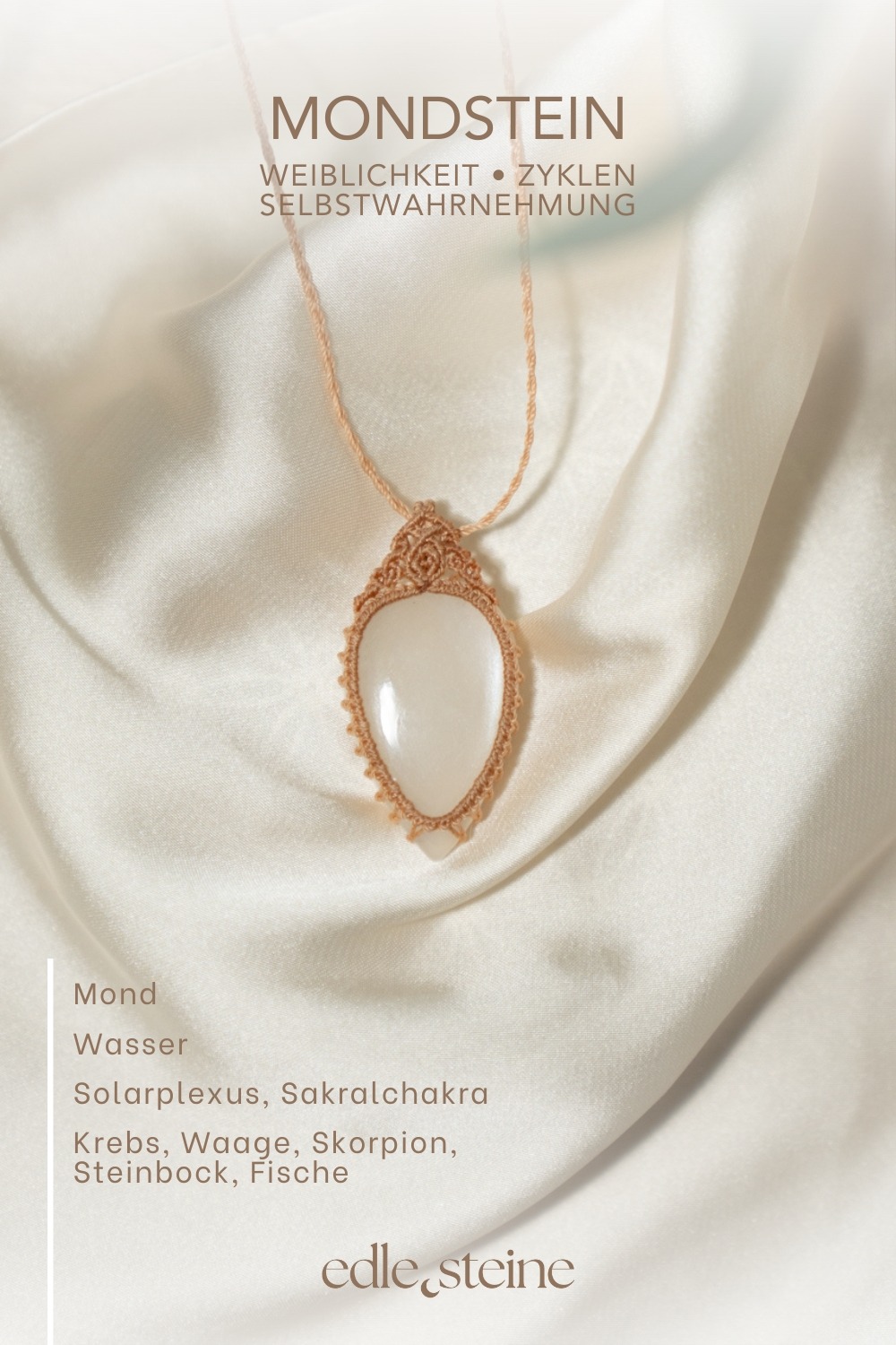 Weiblichkeit • Zyklen • Selbstwahrnehmung **Mondstein – Der Edelstein der Weiblichkeit** 🌙 *Ich spüre die Verbindung zu meinem Zyklus.* Der Mondstein ist ein sanfter, lichtvoller Begleiter für alle, die sich mit ihrer Weiblichkeit, Intuition und den natürlichen Rhythmen des Lebens verbinden möchten. Seine schimmernde Energie erinnert an das weiche Licht des Mondes und lädt dich ein, deinen Gefühlen Raum zu geben, deinem Zyklus zu vertrauen und auf dein inneres Wissen zu hören. Er bringt emotionale Balance, unterstützt die Selbstwahrnehmung und hilft dir, die Verbindung zwischen Körper und Seele bewusster zu leben. ✨ **Themen:** **Mental:** Intuition, Emotionen & Gefühle annehmen, Verbindung zur Weiblichkeit und den Zyklen der Natur, innerer Frieden, Zugang zum Unterbewussten, Selbstwahrnehmung, emotionale Balance, Spiritualität **Körper:** Hormone, Schwangerschaft, weiblicher Zyklus, Zirbeldrüse, Schlaf, Nervensystem **Chakra:** Solarplexus, Sakralchakra **Planet:** Mond **Element:** Wasser **Sternzeichen:** Krebs, Waage, Skorpion, Steinbock, Fische 🗿 **Mineralogische & historische Fakten:** Mondstein ist ein Kalium-Aluminium-Silikat (KAlSi₃O₈) aus der Feldspatgruppe und bekannt für seine schimmernde Adulareszenz – ein Lichtspiel, das an das Leuchten des Mondes erinnert. Dieser Effekt entsteht durch Lichtbrechung an den lamellenartigen Strukturen im Inneren des Steins. Bereits die Römer glaubten, der Mondstein enthalte das gefrorene Licht des Mondes. In Indien wird er bis heute als Heilstein für Liebende verehrt und gilt als Symbol für Fruchtbarkeit und weibliche Weisheit. **Wusstest du schon?** Der Mondstein wird traditionell als Begleiter während der Schwangerschaft geschätzt und kann helfen, emotionale Prozesse sanft zu begleiten – insbesondere rund um den Vollmond oder in sensiblen Zyklusphasen. **Reflexionsfrage:** Nehme ich den Zyklus bewusst wahr und lebe ich nach ihm? **Affirmation:** Ich spüre die Verbindung zu meinem Zyklus. **Meditation:** Schließe die Augen und stelle dir vor, wie ein sanftes, perlweißes Licht dein Solarplexus- und Sakralchakra durchströmt. Spüre, wie diese Energie deine Intuition stärkt, deine Emotionen ausgleicht und dich mit deiner Weiblichkeit verbindet. Atme ruhig und lasse diese sanfte Kraft in dir wirken. **SEO-Titel:** Mondstein – Weiblichkeit | Handgemachter Edelstein Schmuck **Meta-Beschreibung:** Mondstein: Weiblichkeit & Intuition. Entdecke jetzt handgemachten Schmuck aus Mondstein und stärke deine Verbindung zu deinem Gefühlsleben und den Zyklen der Natur!