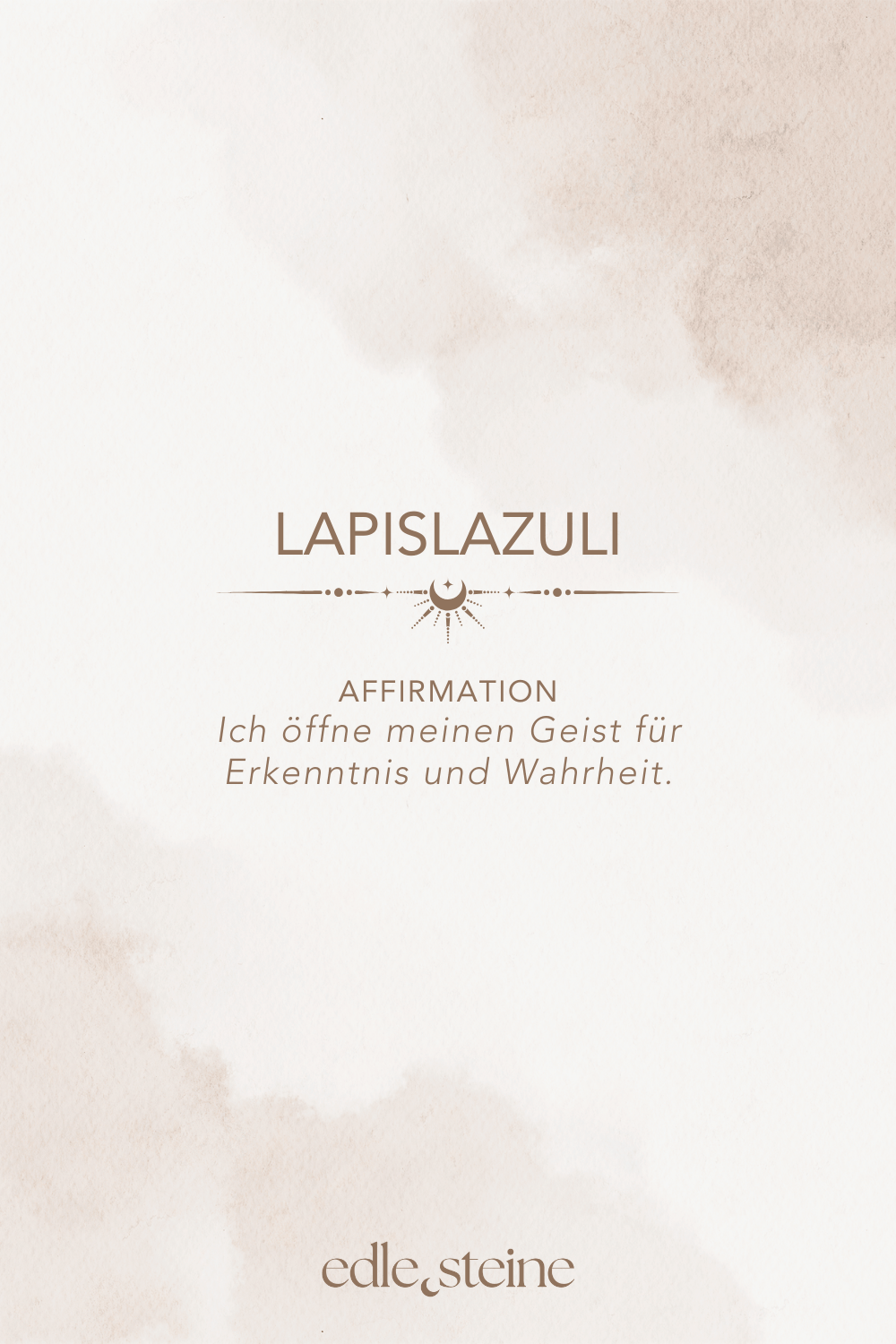 ## **Lapislazuli – Der Edelstein der Weisheit und Klarheit** ## **🔵✨** **Ich öffne meinen Geist für Erkenntnis und Wahrheit.** Der Lapislazuli ist seit Jahrtausenden ein Stein der Könige, Priesterinnen und Visionär:innen. Seine tiefblaue Farbe erinnert an den Sternenhimmel und lädt dich ein, dich mit deiner inneren Wahrheit zu verbinden. Er schenkt Klarheit, Gelassenheit und unterstützt dich dabei, dich im Kollektiv mit deiner Stimme einzubringen. Dieser Stein stärkt deine Intuition und Lernfähigkeit und bringt Ruhe in unruhige Gedanken. Als Begleiter im Alltag fördert er Weisheit, Gemeinschaft und den Mut, den eigenen Weg mit Achtsamkeit und Bewusstsein zu gehen. ### **✨** ### **Lapislazuli Eigenschaften** - **Mental:** Gelassenheit, Fokus, Lernleistung, Spiritualität, Freundschaft, Weisheit, Verbindung zum Kollektiv, Gemeinschaft, Wachstum - **Körper:** Hals, Entzündungen, Menstruation, Schlaf, Kopf - **Chakra:** Halschakra, Drittes Auge - **Planet:** Jupiter - **Element:** Wasser - **Sternzeichen:** Waage, Schütze, Jungfrau, Steinbock, Wassermann, Fische ### **🗿** ### **Mineralogische & historische Fakten** Lapislazuli ist ein tiefblaues Gestein, das vor allem aus den Mineralen Lazurit, Calcit und Pyrit besteht. Besonders geschätzt wird er für seine goldenen Pyrit-Einschlüsse, die wie Sterne am Nachthimmel funkeln. Schon im alten Ägypten galt er als „Stein des Himmels“. Er wurde zu Amuletten, Siegeln und Schmuck verarbeitet und war Symbol für Macht, spirituelles Wissen und innere Klarheit. In der Renaissance wurde er gemahlen und als Ultramarin das teuerste Pigment der Malerei – ein Symbol für Tiefe und Ewigkeit. Bis heute gilt Lapislazuli als Stein der Weisheit, der Wahrheit und der inneren Freiheit. ### **🌿** ### **Reflexionsfrage** Wo darf ich heute mehr Klarheit in mein Leben einladen? ### **🌿** ### **Affirmation** *Ich öffne meinen Geist für Erkenntnis und Wahrheit.* ### **🌿** ### **Meditation** Lege den Lapislazuli auf dein Halschakra oder Drittes Auge. Atme tief ein und stelle dir vor, wie ein tiefblaues Licht durch deinen Geist fließt. Spüre, wie Gedanken sich ordnen, Ruhe einkehrt und deine innere Stimme klar und wahrnehmbar wird.
