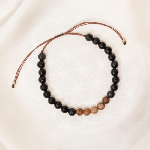 Schutz • Spiegel der Seele • Transformation ## **Obsidian – Der Edelstein der Wahrheit und Schutz** ## **⚫✨** **Ich schaue mutig in den Spiegel meiner Seele.** Obsidian ist ein mächtiger Begleiter für Selbsterkenntnis und Transformation. Er wirkt wie ein Spiegel, der dir deine tiefsten Gefühle, Blockaden und Wahrheiten zeigt – manchmal intensiv, aber immer heilsam. Mit seiner klaren Energie schenkt er Schutz und hilft dir, dich von alten Mustern zu lösen, damit Wachstum und innere Freiheit entstehen können. Er fördert Klarheit, Intuition und Disziplin, während er dich gleichzeitig erdet und stärkt. Obsidian ist ein Stein der Transformation – er zeigt dir, was in dir verborgen liegt, und unterstützt dich dabei, deine wahre Identität zu erkennen und anzunehmen. ### **✨** ### **Obsidian Eigenschaften** - **Mental:** Schutz, Identität, Reflektion, Wahrheit, Klarheit, Disziplin, Transformation, Intuition, Bewusstseinserweiterung, Wachstum, Spiegel der Seele, Medialität, Empfindungstiefe, Gefühle - **Körper:** Immunsystem, Entgiftung, Stressmanagement - **Chakra:** Wurzelchakra, Drittes Auge - **Planet:** Saturn - **Element:** Feuer, Erde - **Sternzeichen:** Widder, Zwillinge, Löwe, Waage, Skorpion, Steinbock, Skorpion, Schütze ### **🗿** ### **Mineralogische & historische Fakten** Obsidian ist ein vulkanisches Gesteinsglas, das durch die rasche Abkühlung von Lava entsteht. Seine glatte, tiefschwarze Oberfläche war schon in der Steinzeit begehrt – er wurde für Werkzeuge, Waffen und Schmuck verwendet. In alten Kulturen galt er als magischer Spiegelstein, mit dem man in die eigene Seele blicken konnte. Schaman:innen nutzten ihn zur Transformation, Reinigung und als Schutzstein gegen negative Einflüsse. Noch heute gilt Obsidian als starker Begleiter für alle, die sich mutig mit ihrer inneren Wahrheit auseinandersetzen möchten. ### **🌿** ### **Reflexionsfrage** Welcher Teil meiner Wahrheit möchte heute gesehen werden? ### **🌿** ### **Affirmation** *Ich schaue mutig in den Spiegel meiner Seele.* ### **🌿** ### **Meditation** Halte den Obsidian in deiner Hand oder lege ihn vor dich. Atme tief ein und stelle dir vor, wie ein schwarzes, schützendes Licht dich umhüllt. Mit jedem Atemzug erkennst du klarer, was in dir verborgen liegt – und erlaubst dir, es anzunehmen.