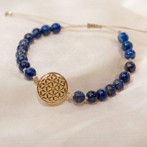 Lapislazuli – Der Edelstein der Weisheit und Klarheit 🔵✨Ich öffne meinen Geist für Erkenntnis und Wahrheit. Der Lapislazuli ist seit Jahrtausenden ein Stein der Könige, Priesterinnen und Visionär:innen. Seine tiefblaue Farbe erinnert an den Sternenhimmel und lädt dich ein, dich mit deiner inneren Wahrheit zu verbinden. Er schenkt Klarheit, Gelassenheit und unterstützt dich dabei, dich im Kollektiv mit deiner Stimme einzubringen. Dieser Stein stärkt deine Intuition und Lernfähigkeit und bringt Ruhe in unruhige Gedanken. Als Begleiter im Alltag fördert er Weisheit, Gemeinschaft und den Mut, den eigenen Weg mit Achtsamkeit und Bewusstsein zu gehen. ✨Lapislazuli Eigenschaften Mental: Gelassenheit, Fokus, Lernleistung, Spiritualität, Freundschaft, Weisheit, Verbindung zum Kollektiv, Gemeinschaft, Wachstum Körper: Hals, Entzündungen, Menstruation, Schlaf, Kopf Chakra: Halschakra, Drittes Auge Planet: Jupiter Element: Wasser Sternzeichen: Waage, Schütze, Jungfrau, Steinbock, Wassermann, Fische 🗿 Mineralogische & historische Fakten Lapislazuli ist ein tiefblaues Gestein, das vor allem aus den Mineralen Lazurit, Calcit und Pyrit besteht. Besonders geschätzt wird er für seine goldenen Pyrit-Einschlüsse, die wie Sterne am Nachthimmel funkeln.Schon im alten Ägypten galt er als „Stein des Himmels“. Er wurde zu Amuletten, Siegeln und Schmuck verarbeitet und war Symbol für Macht, spirituelles Wissen und innere Klarheit. In der Renaissance wurde er gemahlen und als Ultramarin das teuerste Pigment der Malerei – ein Symbol für Tiefe und Ewigkeit. Bis heute gilt Lapislazuli als Stein der Weisheit, der Wahrheit und der inneren Freiheit.