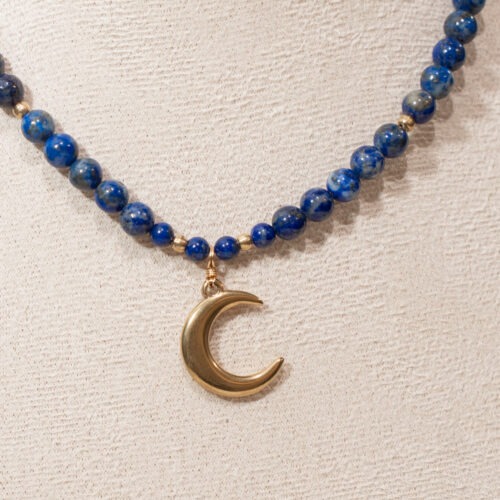 Lapislazuli – Der Edelstein der Weisheit und Klarheit 🔵✨Ich öffne meinen Geist für Erkenntnis und Wahrheit. Der Lapislazuli ist seit Jahrtausenden ein Stein der Könige, Priesterinnen und Visionär:innen. Seine tiefblaue Farbe erinnert an den Sternenhimmel und lädt dich ein, dich mit deiner inneren Wahrheit zu verbinden. Er schenkt Klarheit, Gelassenheit und unterstützt dich dabei, dich im Kollektiv mit deiner Stimme einzubringen. Dieser Stein stärkt deine Intuition und Lernfähigkeit und bringt Ruhe in unruhige Gedanken. Als Begleiter im Alltag fördert er Weisheit, Gemeinschaft und den Mut, den eigenen Weg mit Achtsamkeit und Bewusstsein zu gehen. ✨Lapislazuli Eigenschaften Mental: Gelassenheit, Fokus, Lernleistung, Spiritualität, Freundschaft, Weisheit, Verbindung zum Kollektiv, Gemeinschaft, Wachstum Körper: Hals, Entzündungen, Menstruation, Schlaf, Kopf Chakra: Halschakra, Drittes Auge Planet: Jupiter Element: Wasser Sternzeichen: Waage, Schütze, Jungfrau, Steinbock, Wassermann, Fische 🗿 Mineralogische & historische Fakten Lapislazuli ist ein tiefblaues Gestein, das vor allem aus den Mineralen Lazurit, Calcit und Pyrit besteht. Besonders geschätzt wird er für seine goldenen Pyrit-Einschlüsse, die wie Sterne am Nachthimmel funkeln.Schon im alten Ägypten galt er als „Stein des Himmels“. Er wurde zu Amuletten, Siegeln und Schmuck verarbeitet und war Symbol für Macht, spirituelles Wissen und innere Klarheit. In der Renaissance wurde er gemahlen und als Ultramarin das teuerste Pigment der Malerei – ein Symbol für Tiefe und Ewigkeit. Bis heute gilt Lapislazuli als Stein der Weisheit, der Wahrheit und der inneren Freiheit.