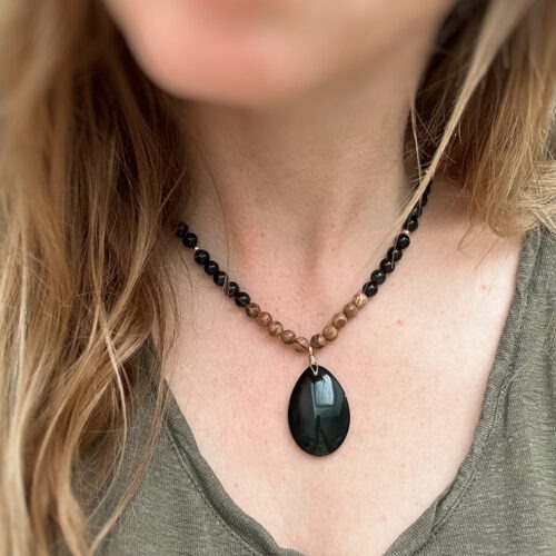 Schutz • Spiegel der Seele • Transformation ## **Obsidian – Der Edelstein der Wahrheit und Schutz** ## **⚫✨** **Ich schaue mutig in den Spiegel meiner Seele.** Obsidian ist ein mächtiger Begleiter für Selbsterkenntnis und Transformation. Er wirkt wie ein Spiegel, der dir deine tiefsten Gefühle, Blockaden und Wahrheiten zeigt – manchmal intensiv, aber immer heilsam. Mit seiner klaren Energie schenkt er Schutz und hilft dir, dich von alten Mustern zu lösen, damit Wachstum und innere Freiheit entstehen können. Er fördert Klarheit, Intuition und Disziplin, während er dich gleichzeitig erdet und stärkt. Obsidian ist ein Stein der Transformation – er zeigt dir, was in dir verborgen liegt, und unterstützt dich dabei, deine wahre Identität zu erkennen und anzunehmen. ### **✨** ### **Obsidian Eigenschaften** - **Mental:** Schutz, Identität, Reflektion, Wahrheit, Klarheit, Disziplin, Transformation, Intuition, Bewusstseinserweiterung, Wachstum, Spiegel der Seele, Medialität, Empfindungstiefe, Gefühle - **Körper:** Immunsystem, Entgiftung, Stressmanagement - **Chakra:** Wurzelchakra, Drittes Auge - **Planet:** Saturn - **Element:** Feuer, Erde - **Sternzeichen:** Widder, Zwillinge, Löwe, Waage, Skorpion, Steinbock, Skorpion, Schütze ### **🗿** ### **Mineralogische & historische Fakten** Obsidian ist ein vulkanisches Gesteinsglas, das durch die rasche Abkühlung von Lava entsteht. Seine glatte, tiefschwarze Oberfläche war schon in der Steinzeit begehrt – er wurde für Werkzeuge, Waffen und Schmuck verwendet. In alten Kulturen galt er als magischer Spiegelstein, mit dem man in die eigene Seele blicken konnte. Schaman:innen nutzten ihn zur Transformation, Reinigung und als Schutzstein gegen negative Einflüsse. Noch heute gilt Obsidian als starker Begleiter für alle, die sich mutig mit ihrer inneren Wahrheit auseinandersetzen möchten. ### **🌿** ### **Reflexionsfrage** Welcher Teil meiner Wahrheit möchte heute gesehen werden? ### **🌿** ### **Affirmation** *Ich schaue mutig in den Spiegel meiner Seele.* ### **🌿** ### **Meditation** Halte den Obsidian in deiner Hand oder lege ihn vor dich. Atme tief ein und stelle dir vor, wie ein schwarzes, schützendes Licht dich umhüllt. Mit jedem Atemzug erkennst du klarer, was in dir verborgen liegt – und erlaubst dir, es anzunehmen.