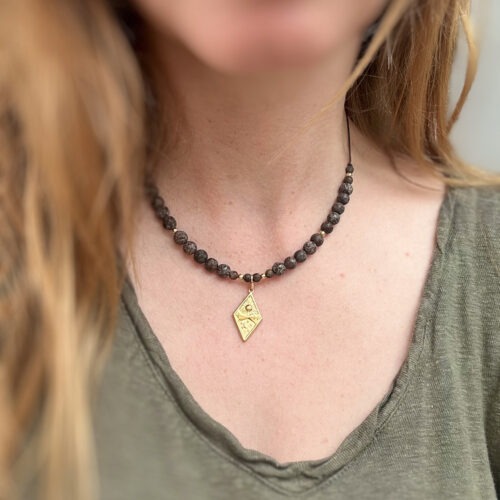 ## **Achat – Der Edelstein der Stabilität und Geborgenheit** ## **🌍🌀** **Ich bin sicher, gehalten und verbunden.** Achat wirkt wie ein schützender Kreis um dein Inneres. Er schenkt dir Ruhe, Sicherheit und Geborgenheit, besonders in Zeiten, in denen du dich instabil oder unsicher fühlst. Gleichzeitig verbindet er dich mit dem Kollektiv – er erinnert dich daran, dass wir alle Teil eines größeren Ganzen sind. Mit seiner sanften, strukturierenden Energie bringt er Stabilität und Klarheit in dein Leben. ### **✨** ### **Achat Eigenschaften** - **Mental:** Schutz, Sicherheit, Geborgenheit, Selbstvertrauen, Problemlösung, Stabilität, Verbindung zum Kollektiv, Kollektivbewusstsein - **Körper:** Haut, Wasserhaushalt, Verdauung, Immunsystem - **Chakra:** Wurzelchakra, Halschakra - **Planet:** Erde, Mond - **Element:** Wasser, Erde - **Sternzeichen:** Stier, Steinbock, Fische, Skorpion ### **🗿** ### **Mineralogische & historische Fakten** Achat ist eine Varietät des Quarzes und entsteht in den Hohlräumen vulkanischer Gesteine. Er zeichnet sich durch seine feinen Bänderungen aus, die jede einzelne Wachstumsphase sichtbar machen – wie ein Tagebuch der Erde. Schon in der Antike galt Achat als Schutzstein und wurde häufig als Amulett getragen. Spirituell steht er bis heute für innere Balance, Beständigkeit und die Verbindung zwischen Individuum und Gemeinschaft.