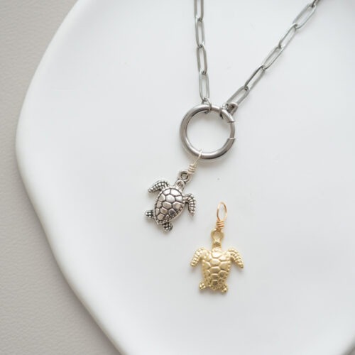 Schildkröte Schutzschild 🛡️🐢 Die Schildkröte als Symbol für Schutz, Ruhe und innere Stärke Langsam, aber stetig – die Schildkröte trägt ihr Zuhause immer bei sich. Sie erinnert dich daran, dass du dich jederzeit zurückziehen darfst, um neue Kraft zu schöpfen. Ihr Panzer schützt nicht nur ihren Körper, sondern steht auch sinnbildlich für deinen persönlichen Raum, deine Grenzen und deine Stabilität. Der Anhänger Schutzschild begleitet dich als ruhiger Talisman auf deinem Weg – er lädt dich ein, dich selbst zu schützen, deinen eigenen Rhythmus zu achten und dich nicht aus der Ruhe bringen zu lassen. ✨ Bedeutung von Schutzschild: Schutz & Geborgenheit: Du darfst dich sicher fühlen – in dir selbst Grenzen: Du bestimmst, was dir guttut und was nicht Stabilität: Deine Ruhe ist deine Kraft Geduld & Ausdauer: Schritt für Schritt – du kommst an Weisheit: Die Schildkröte gilt in vielen Kulturen als Symbol für tiefes Wissen und Erdverbundenheit 🕊️ Affirmation: „Ich bin geschützt, getragen und fest in mir verwurzelt.“