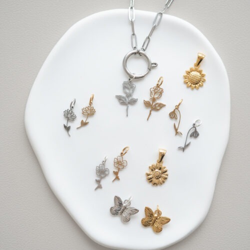 Die „Cosmic Garden“ Kollektion – Leichtigkeit & das Erblühen der Seele 🪐🌸 Willkommen im Cosmic Garden von edle.steine. Diese Kollektion ist eine Liebeserklärung an das Erblühen der Natur und die feinen Rhythmen des Lebens. Hier treffen die erdenden Kräfte unserer echten Edelsteine auf filigrane Blüten- und Schmetterlings-Charms, die ich als zarte Wegbegleiter für dich ausgewählt habe. Jedes Motiv erzählt eine eigene Geschichte vom Wachsen, Entfalten und Verwandeln: Während die feinen Wildblumen uns daran erinnern, dass alles seine Zeit zum Aufblühen braucht, bringen die tanzenden Schmetterlinge die pure Leichtigkeit in deinen Alltag. Sie sind deine ganz persönlichen, visuellen Anker, die dich daran erinnern, deine eigene Schönheit anzunehmen und dich sanft für neue Phasen zu öffnen. Magie für deine Seele ✨ Ich habe jedes dieser zarten Pflanzen- und Schmetterlingsmotive mit viel Bedacht und Herz ausgewählt. Kombiniere sie ganz nach deinem Bauchgefühl mit deinem handgemachten Edelstein Schmuck, um dir deinen ganz persönlichen Kraftbegleiter zu erschaffen. Denn genau wie ein Garten wächst auch deine eigene Energie in Phasen – und jedes Schmuckstück erinnert dich daran, wie wunderschön dein eigener Weg ist.