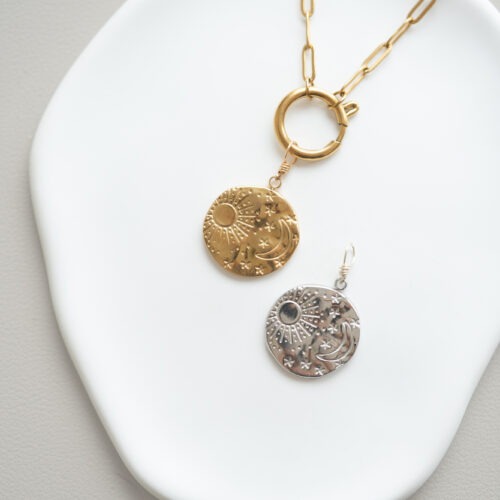 Midnight Magic – Mond Charms 🌙✨ Der Mond steht für das weibliche Prinzip, für Empfänglichkeit, Intuition und Emotionen. Er spiegelt das zyklische Wesen des Lebens wider – Wachsen, Vergehen und Neubeginn – genau wie die Mondphasen am nächtlichen Himmel. Als Hüterin des inneren Wissens und der verborgenen Kräfte lädt dich diese Kollektion dazu ein, dich liebevoll mit deinen eigenen Rhythmen zu verbinden. Wähle deinen Mond-Charm als ganz persönlichen, visuellen Anker für deinen Alltag: Intuition & Gefühle: Der Mond verstärkt das Unbewusste und lädt dich ein, nach innen zu schauen. Er erinnert dich daran, dass auch das Verborgene und Leise seinen ganz eigenen Wert hat. Zyklen & Wandel: Wie der Mond sich wandelt, so darfst auch du dich verändern. Nichts bleibt gleich – und genau in diesem Vertrauen liegt deine wahre Kraft. Weiblichkeit & Sanftheit: Tief verbunden mit dem weiblichen Zyklus, steht der Mond für Hingabe, schöpferische Fruchtbarkeit und nährende, sanfte Energie. Schutz & Geborgenheit: In der Dunkelheit leuchtet der Mond als sanfter Wegweiser. Er schenkt dir Trost, tiefe Seelenruhe und eine sichere Verbindung zu deiner inneren Welt. Kombiniere diese liebevoll ausgewählten Symbole mit deinem handgemachten Edelstein Schmuck, um die zyklische Kraft der Natur spürbar bei dir zu tragen. ✨ 🕊️ Affirmation: „Ich erkenne, was ich loslassen darf – und finde zurück zu mir.“