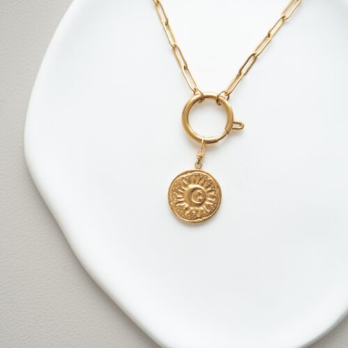 Midnight Magic – Mond Charms 🌙✨ Der Mond steht für das weibliche Prinzip, für Empfänglichkeit, Intuition und Emotionen. Er spiegelt das zyklische Wesen des Lebens wider – Wachsen, Vergehen und Neubeginn – genau wie die Mondphasen am nächtlichen Himmel. Als Hüterin des inneren Wissens und der verborgenen Kräfte lädt dich diese Kollektion dazu ein, dich liebevoll mit deinen eigenen Rhythmen zu verbinden. Wähle deinen Mond-Charm als ganz persönlichen, visuellen Anker für deinen Alltag: Intuition & Gefühle: Der Mond verstärkt das Unbewusste und lädt dich ein, nach innen zu schauen. Er erinnert dich daran, dass auch das Verborgene und Leise seinen ganz eigenen Wert hat. Zyklen & Wandel: Wie der Mond sich wandelt, so darfst auch du dich verändern. Nichts bleibt gleich – und genau in diesem Vertrauen liegt deine wahre Kraft. Weiblichkeit & Sanftheit: Tief verbunden mit dem weiblichen Zyklus, steht der Mond für Hingabe, schöpferische Fruchtbarkeit und nährende, sanfte Energie. Schutz & Geborgenheit: In der Dunkelheit leuchtet der Mond als sanfter Wegweiser. Er schenkt dir Trost, tiefe Seelenruhe und eine sichere Verbindung zu deiner inneren Welt. Kombiniere diese liebevoll ausgewählten Symbole mit deinem handgemachten Edelstein Schmuck, um die zyklische Kraft der Natur spürbar bei dir zu tragen. ✨ 🕊️ Affirmation: „Ich erkenne, was ich loslassen darf – und finde zurück zu mir.“