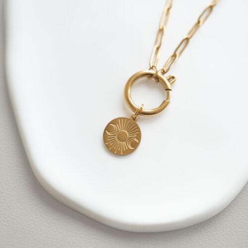 Midnight Magic – Mond Charms 🌙✨ Der Mond steht für das weibliche Prinzip, für Empfänglichkeit, Intuition und Emotionen. Er spiegelt das zyklische Wesen des Lebens wider – Wachsen, Vergehen und Neubeginn – genau wie die Mondphasen am nächtlichen Himmel. Als Hüterin des inneren Wissens und der verborgenen Kräfte lädt dich diese Kollektion dazu ein, dich liebevoll mit deinen eigenen Rhythmen zu verbinden. Wähle deinen Mond-Charm als ganz persönlichen, visuellen Anker für deinen Alltag: Intuition & Gefühle: Der Mond verstärkt das Unbewusste und lädt dich ein, nach innen zu schauen. Er erinnert dich daran, dass auch das Verborgene und Leise seinen ganz eigenen Wert hat. Zyklen & Wandel: Wie der Mond sich wandelt, so darfst auch du dich verändern. Nichts bleibt gleich – und genau in diesem Vertrauen liegt deine wahre Kraft. Weiblichkeit & Sanftheit: Tief verbunden mit dem weiblichen Zyklus, steht der Mond für Hingabe, schöpferische Fruchtbarkeit und nährende, sanfte Energie. Schutz & Geborgenheit: In der Dunkelheit leuchtet der Mond als sanfter Wegweiser. Er schenkt dir Trost, tiefe Seelenruhe und eine sichere Verbindung zu deiner inneren Welt. Kombiniere diese liebevoll ausgewählten Symbole mit deinem handgemachten Edelstein Schmuck, um die zyklische Kraft der Natur spürbar bei dir zu tragen. ✨ 🕊️ Affirmation: „Ich erkenne, was ich loslassen darf – und finde zurück zu mir.“