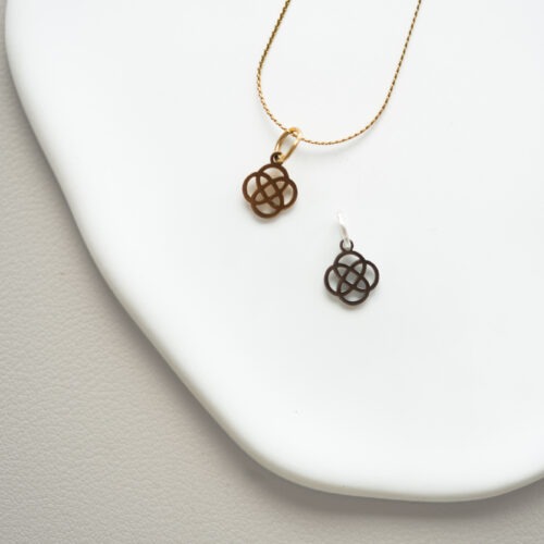 Der Hexenknoten – Dein Amulett für Schutz & innere Stärke 🔮 Der Hexenknoten (Witch's Knot) ist ein jahrhundertealtes, heiliges Symbol der Volksmagie. Er besteht aus vier ineinander verschlungenen Schleifen, der sogenannten Vesica Piscis. Diese werden im Zentrum von einem schützenden Kreis zusammengehalten. Somit bildet das Symbol eine endlose Linie ohne Anfang und Ende. Deshalb steht er traditionell dafür, schützende Energien zu binden und kraftvoll zu lenken. Er gilt seit jeher als mächtiges Schutzschild gegen negative Einflüsse.  Bedeutung Witch's Knot 🔮 Mächtiger energetischer Schutz: In der alten Tradition wurde dieser Knoten intensiv genutzt. Er sollte alles Negative blockieren und zuverlässig abwehren. Daher wirkt der Charm wie ein unsichtbarer Schutzschild für deine sensible Aura. Er hält schwere oder blockierende Energien von dir fern. Die Kraft der vier Elemente: Die vier kunstvollen Schleifen repräsentieren die vier Himmelsrichtungen. Zudem symbolisieren sie die Elemente Erde, Luft, Feuer und Wasser. Im Zentrum läuft alles harmonisch zusammen. Somit hilft das Zeichen dir, deine eigene Mitte im Alltag zu stabilisieren. Die endlose Lebenskraft: Da die geometrische Linie keinen Anfang und kein Ende besitzt, verkörpert sie die Unendlichkeit deiner Seele. Sie steht für die ewige Erneuerung. Das Symbol schenkt dir demnach tiefes Vertrauen in deinen ganz persönlichen, magischen Lebensweg. Ein Anker für deine Intuition: Die Verbindung mit dem Mond verstärkt die weibliche Urkraft des Knotens. Dadurch wird er zu einem wunderbaren Begleiter für deine Rituale. Er erinnert dich täglich an deine eigene, spirituelle Stärke.