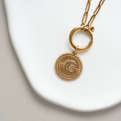 Midnight Magic – Mond Charms 🌙✨ Der Mond steht für das weibliche Prinzip, für Empfänglichkeit, Intuition und Emotionen. Er spiegelt das zyklische Wesen des Lebens wider – Wachsen, Vergehen und Neubeginn – genau wie die Mondphasen am nächtlichen Himmel. Als Hüterin des inneren Wissens und der verborgenen Kräfte lädt dich diese Kollektion dazu ein, dich liebevoll mit deinen eigenen Rhythmen zu verbinden. Wähle deinen Mond-Charm als ganz persönlichen, visuellen Anker für deinen Alltag: Intuition & Gefühle: Der Mond verstärkt das Unbewusste und lädt dich ein, nach innen zu schauen. Er erinnert dich daran, dass auch das Verborgene und Leise seinen ganz eigenen Wert hat. Zyklen & Wandel: Wie der Mond sich wandelt, so darfst auch du dich verändern. Nichts bleibt gleich – und genau in diesem Vertrauen liegt deine wahre Kraft. Weiblichkeit & Sanftheit: Tief verbunden mit dem weiblichen Zyklus, steht der Mond für Hingabe, schöpferische Fruchtbarkeit und nährende, sanfte Energie. Schutz & Geborgenheit: In der Dunkelheit leuchtet der Mond als sanfter Wegweiser. Er schenkt dir Trost, tiefe Seelenruhe und eine sichere Verbindung zu deiner inneren Welt. Kombiniere diese liebevoll ausgewählten Symbole mit deinem handgemachten Edelstein Schmuck, um die zyklische Kraft der Natur spürbar bei dir zu tragen. ✨ 🕊️ Affirmation: „Ich erkenne, was ich loslassen darf – und finde zurück zu mir.“