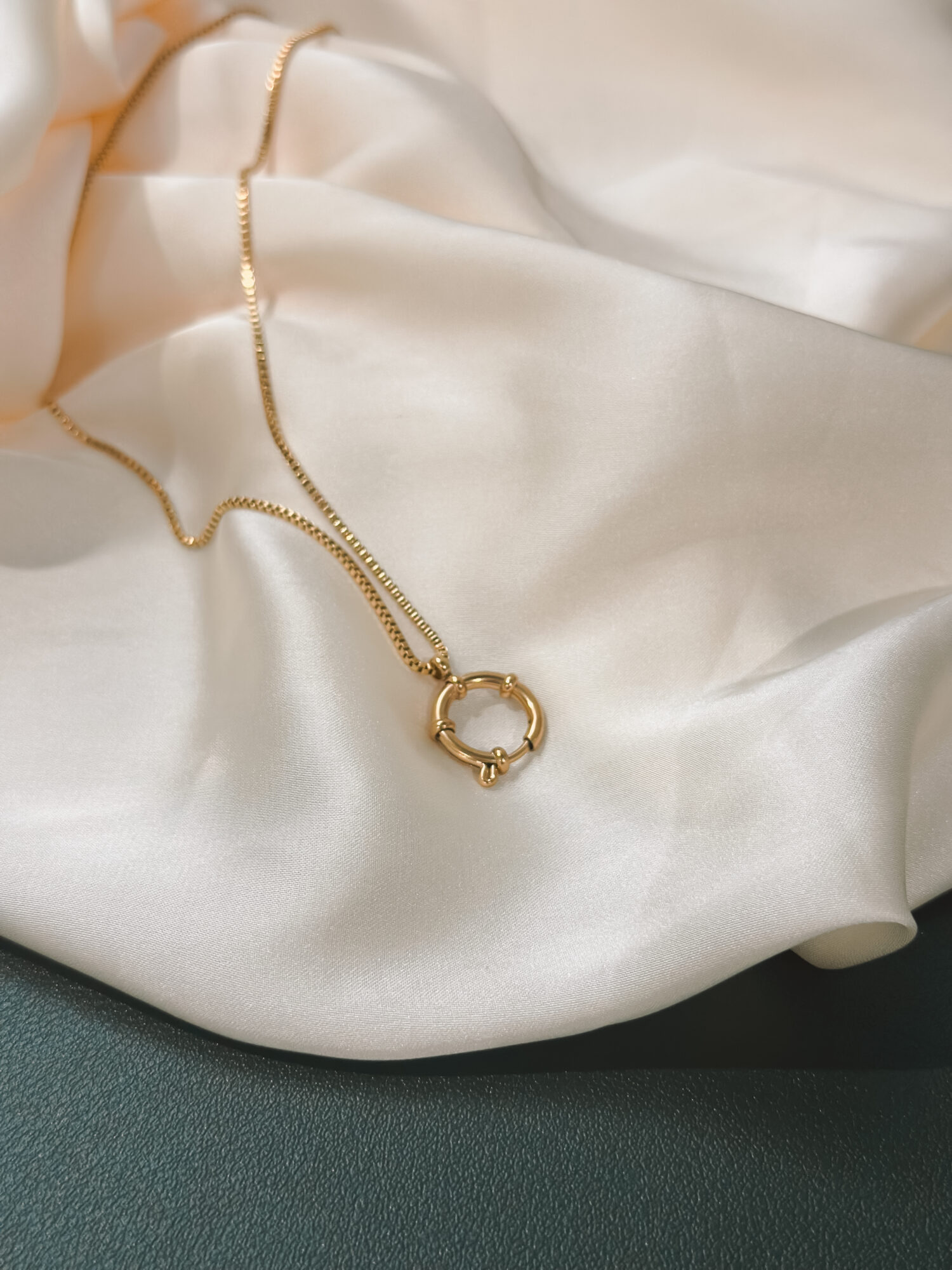 YOUR.line von Edle.Steine vereint alles, was dich ausmacht: Edelsteine, Symbole und Sternzeichen verbinden sich zu deinem persönlichen Schmuckstück. Kombinierbare Ketten und Charms – wandelbar, bedeutungsvoll und so individuell wie du. ✨