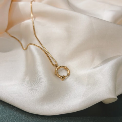 YOUR.line von Edle.Steine vereint alles, was dich ausmacht: Edelsteine, Symbole und Sternzeichen verbinden sich zu deinem persönlichen Schmuckstück. Kombinierbare Ketten und Charms – wandelbar, bedeutungsvoll und so individuell wie du. ✨