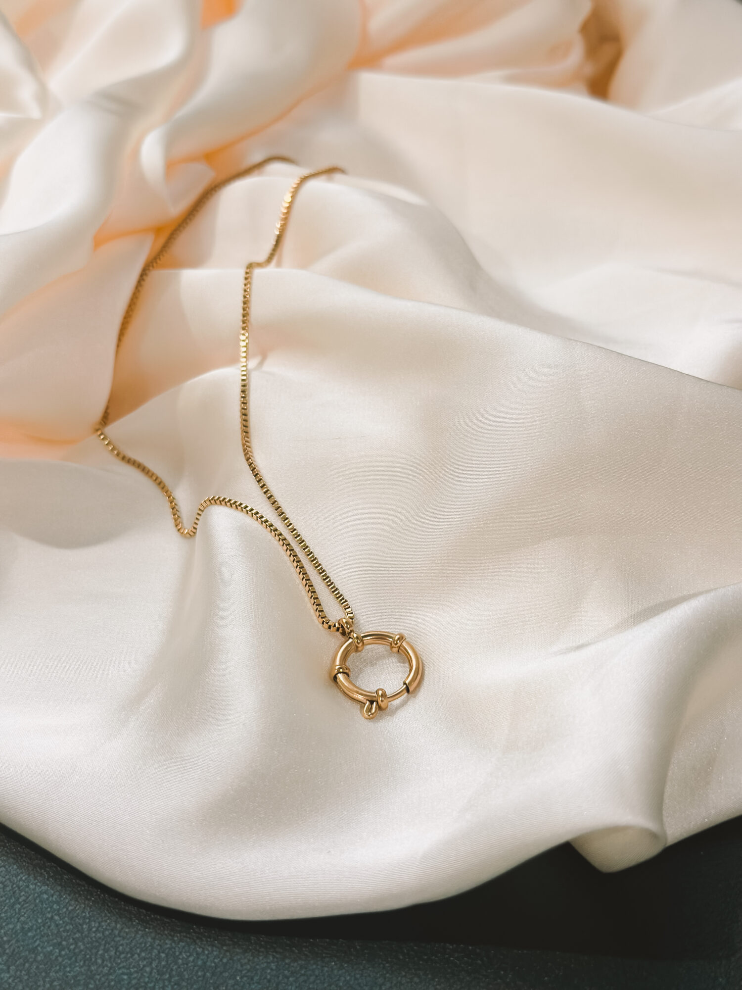 YOUR.line von Edle.Steine vereint alles, was dich ausmacht: Edelsteine, Symbole und Sternzeichen verbinden sich zu deinem persönlichen Schmuckstück. Kombinierbare Ketten und Charms – wandelbar, bedeutungsvoll und so individuell wie du. ✨