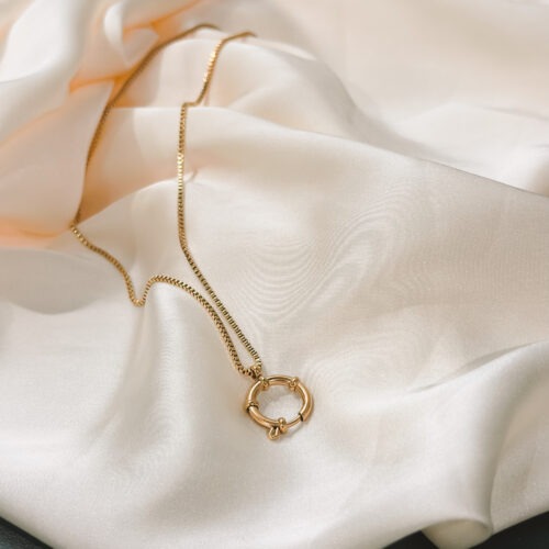 YOUR.line von Edle.Steine vereint alles, was dich ausmacht: Edelsteine, Symbole und Sternzeichen verbinden sich zu deinem persönlichen Schmuckstück. Kombinierbare Ketten und Charms – wandelbar, bedeutungsvoll und so individuell wie du. ✨