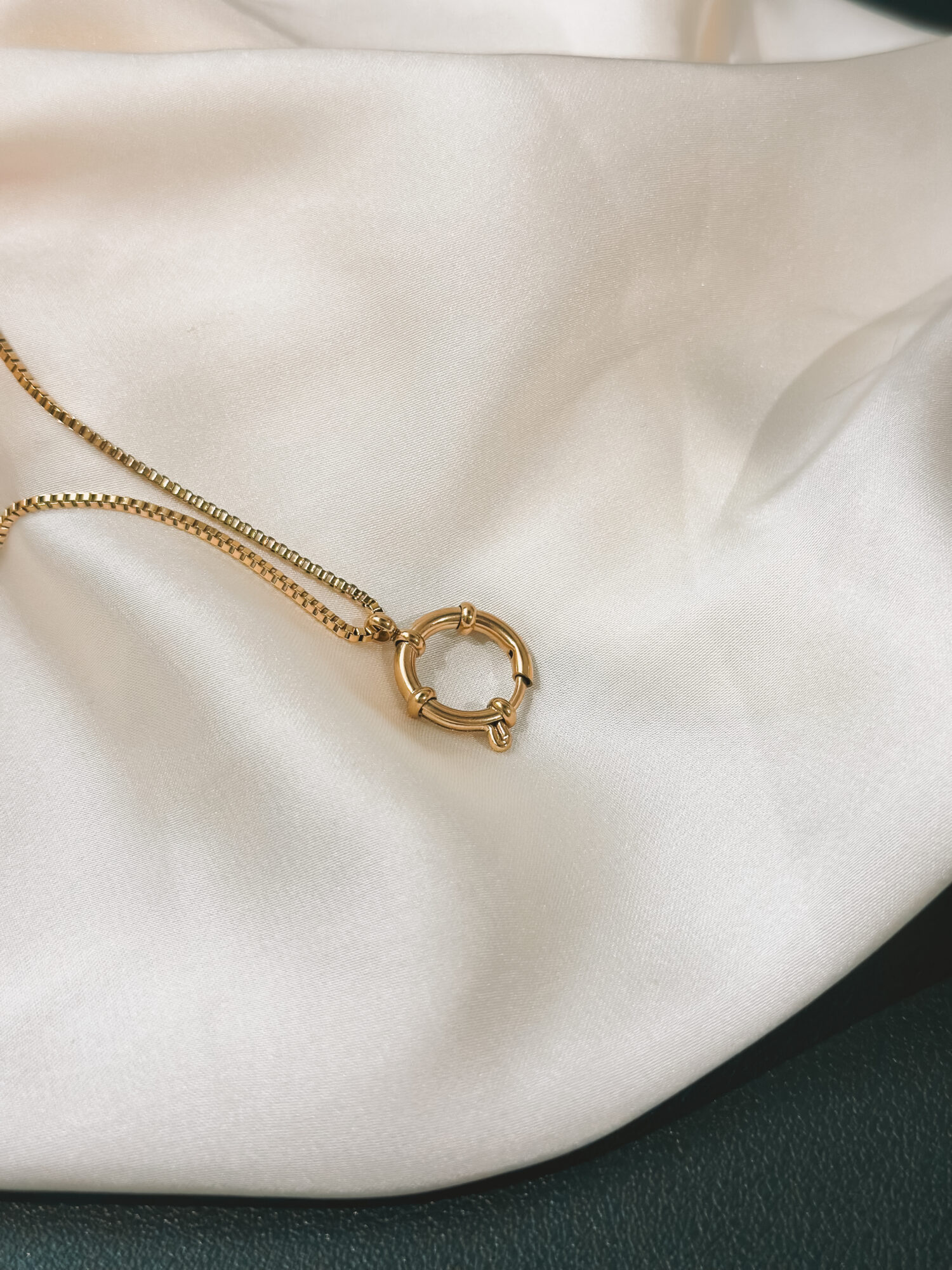 YOUR.line von Edle.Steine vereint alles, was dich ausmacht: Edelsteine, Symbole und Sternzeichen verbinden sich zu deinem persönlichen Schmuckstück. Kombinierbare Ketten und Charms – wandelbar, bedeutungsvoll und so individuell wie du. ✨