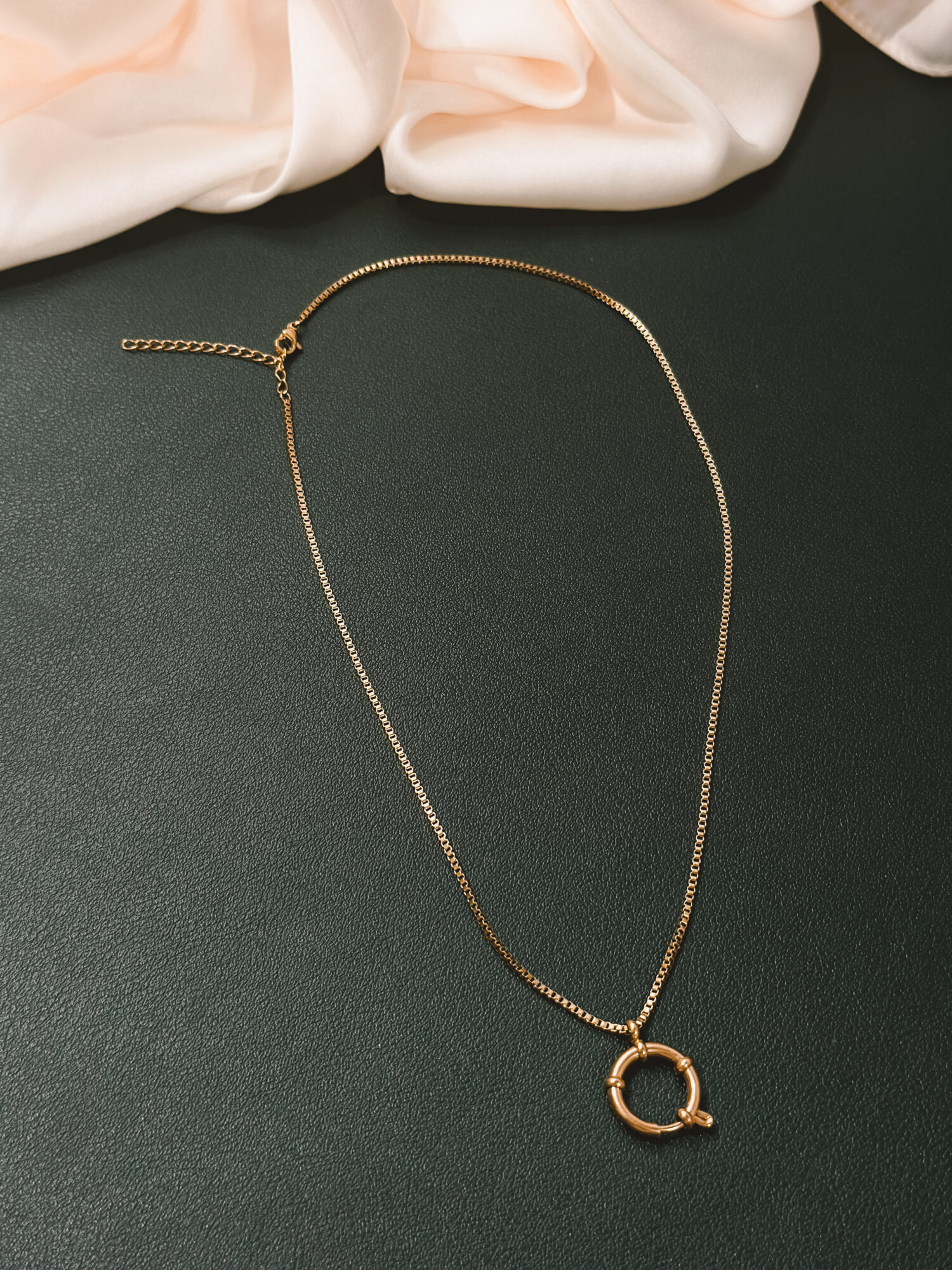 YOUR.line von Edle.Steine vereint alles, was dich ausmacht: Edelsteine, Symbole und Sternzeichen verbinden sich zu deinem persönlichen Schmuckstück. Kombinierbare Ketten und Charms – wandelbar, bedeutungsvoll und so individuell wie du. ✨