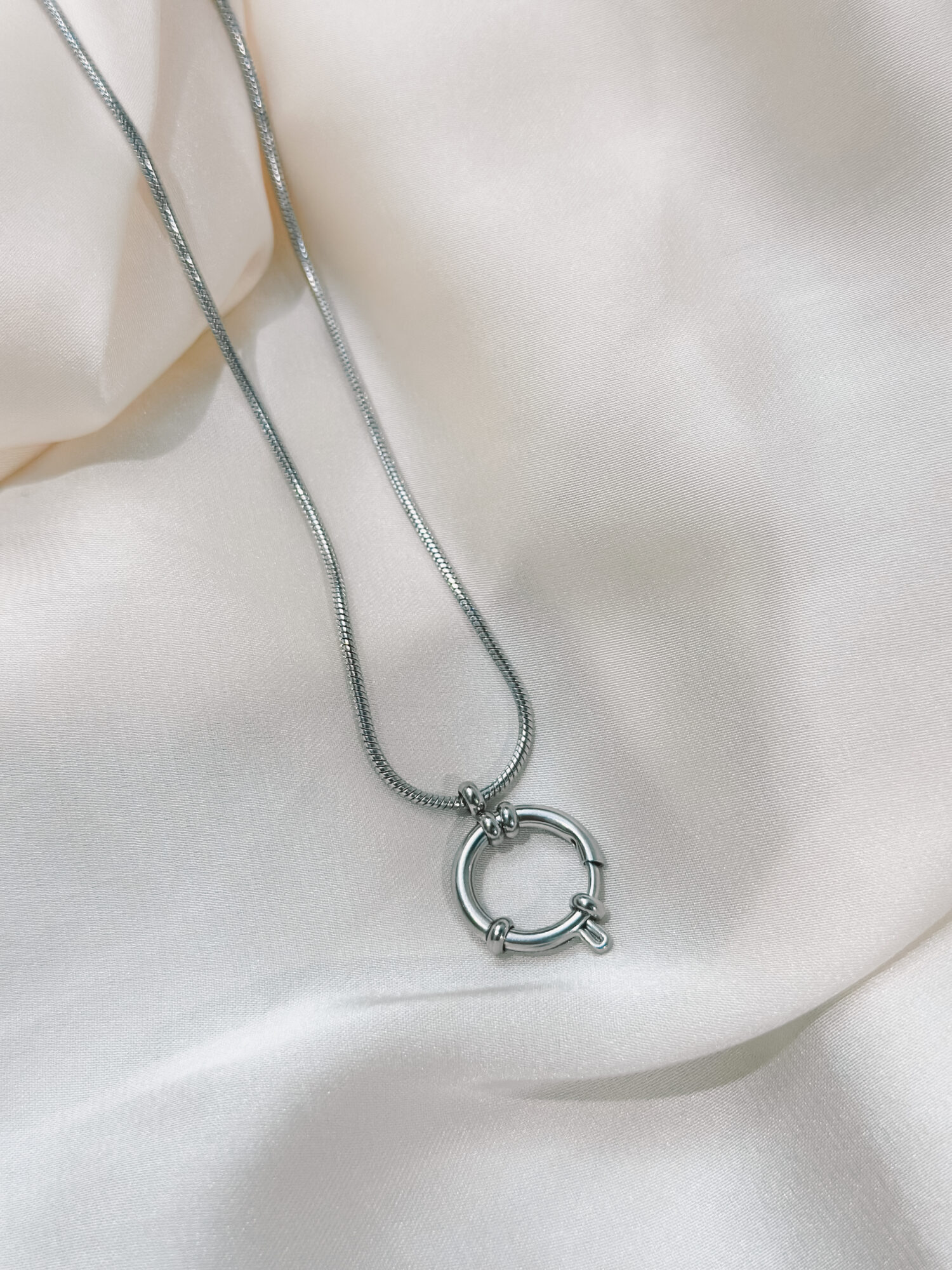 YOUR.line von Edle.Steine vereint alles, was dich ausmacht: Edelsteine, Symbole und Sternzeichen verbinden sich zu deinem persönlichen Schmuckstück. Kombinierbare Ketten und Charms – wandelbar, bedeutungsvoll und so individuell wie du. ✨