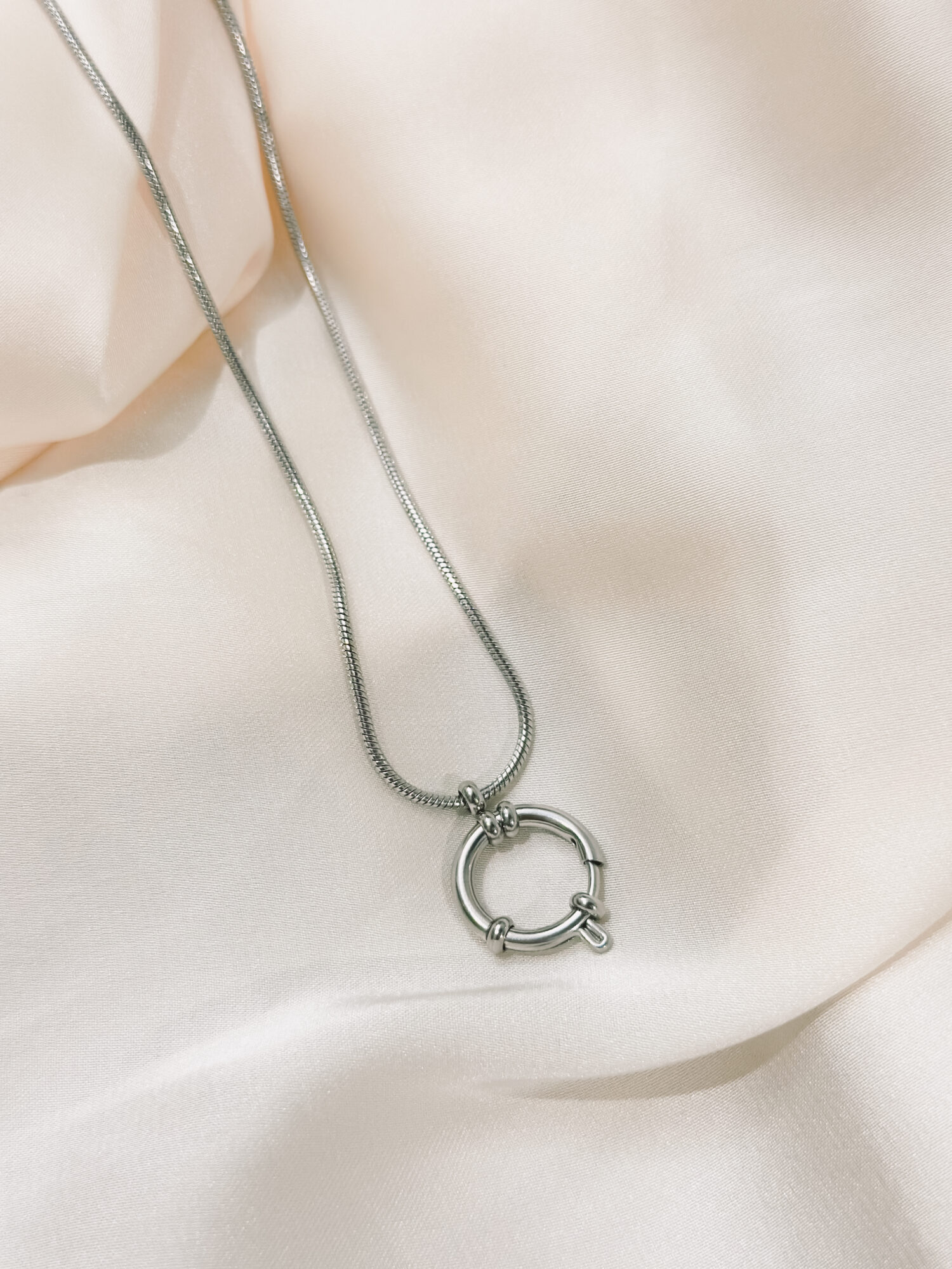 YOUR.line von Edle.Steine vereint alles, was dich ausmacht: Edelsteine, Symbole und Sternzeichen verbinden sich zu deinem persönlichen Schmuckstück. Kombinierbare Ketten und Charms – wandelbar, bedeutungsvoll und so individuell wie du. ✨