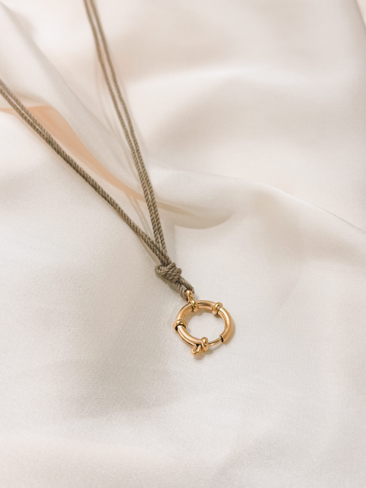 YOUR.line von Edle.Steine vereint alles, was dich ausmacht: Edelsteine, Symbole und Sternzeichen verbinden sich zu deinem persönlichen Schmuckstück. Kombinierbare Ketten und Charms – wandelbar, bedeutungsvoll und so individuell wie du. ✨