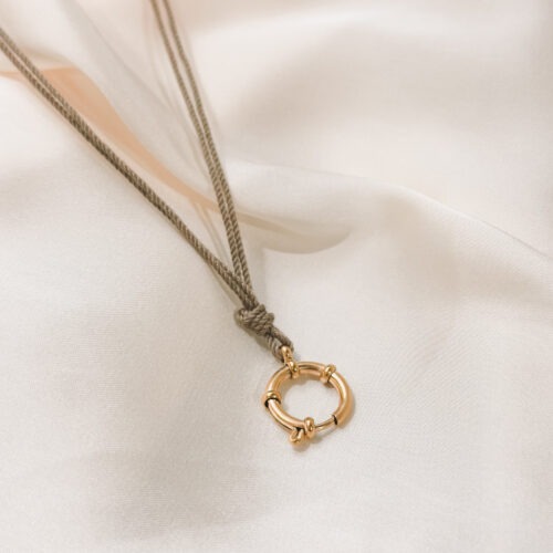 YOUR.line von Edle.Steine vereint alles, was dich ausmacht: Edelsteine, Symbole und Sternzeichen verbinden sich zu deinem persönlichen Schmuckstück. Kombinierbare Ketten und Charms – wandelbar, bedeutungsvoll und so individuell wie du. ✨