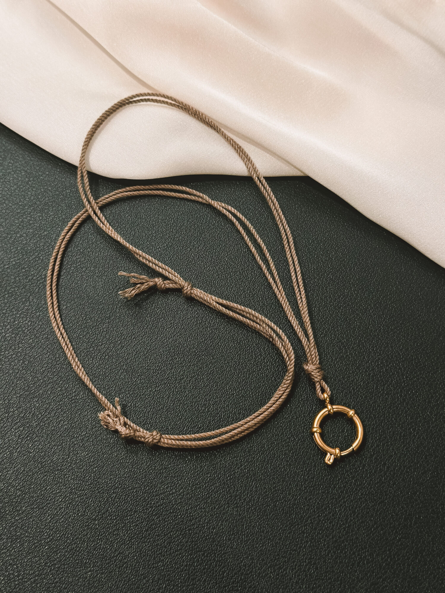 YOUR.line von Edle.Steine vereint alles, was dich ausmacht: Edelsteine, Symbole und Sternzeichen verbinden sich zu deinem persönlichen Schmuckstück. Kombinierbare Ketten und Charms – wandelbar, bedeutungsvoll und so individuell wie du. ✨