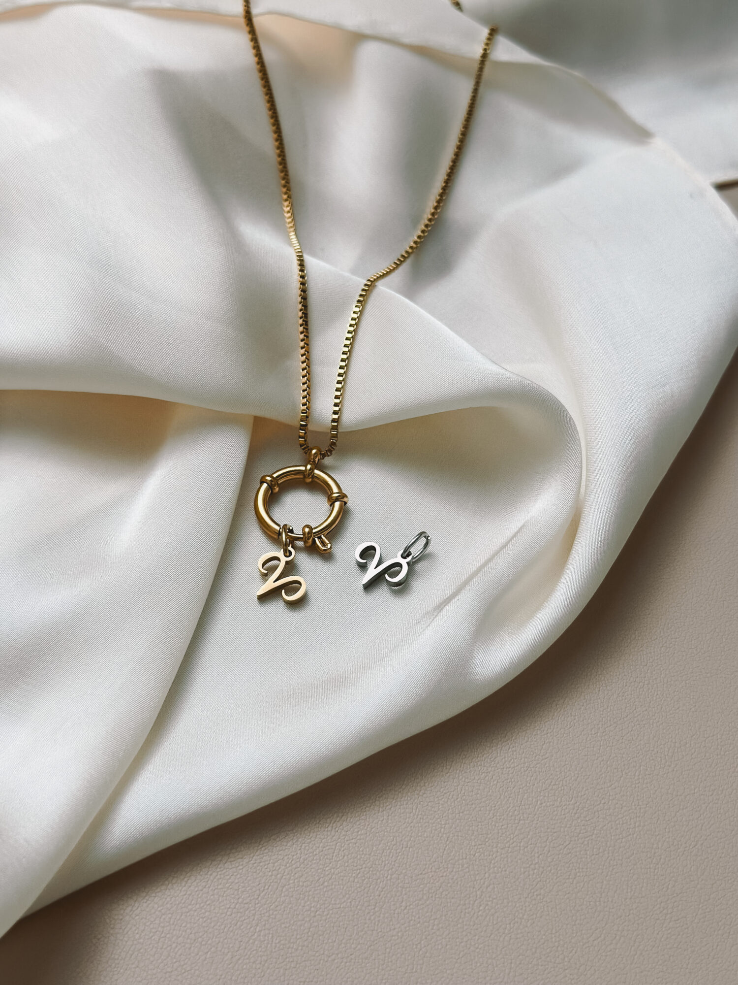 YOUR.line von Edle.Steine vereint alles, was dich ausmacht: Edelsteine, Symbole und Sternzeichen verbinden sich zu deinem persönlichen Schmuckstück. Kombinierbare Ketten und Charms – wandelbar, bedeutungsvoll und so individuell wie du. ✨