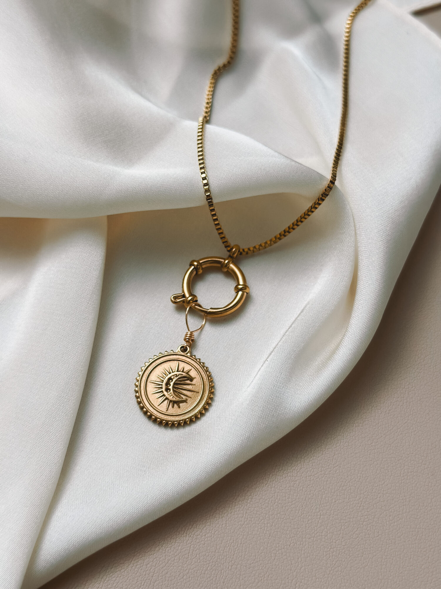 Cosmic Balance 🌞🌙 Dieses Symbol vereint Sonne, Mond und Stern – drei Kräfte, die dich an deinen inneren Rhythmus erinnern. Sonne und Mond stehen für Licht und Dunkel, Aktivität und Ruhe, Außen und Innen. Der Stern symbolisiert Führung und Verbindung – wie ein Kompass, der dich durch alle Phasen deines Lebens begleitet. „Cosmic Balance“ erinnert dich daran, dass du nicht immer nur das eine oder das andere sein musst. Du darfst in dir selbst Gegensätze vereinen: Kraft und Sanftheit. Licht und Schatten. Tag und Nacht. Ein stiller Talisman, der dich durch Wandel trägt – und dich sanft daran erinnert, wie schön es ist, im Einklang mit dir zu sein. ⸻ ✨ Wirkung & Symbolik im Überblick: • Sonne & Mond: Balance zwischen Außen & Innen, Aktivität & Ruhe • Zyklus & Wandel: Leben im natürlichen Rhythmus • Verbindung: mit dir selbst, dem Universum und dem Licht in dir • Orientierung: der Stern als innerer Kompass auf deinem Weg • Ganzheit: du bist nicht entweder oder – du bist beides ⸻ 🕊️ Affirmation: „Ich bin im Einklang mit mir – kraftvoll, verbunden und geführt vom Rhythmus des Lebens.“
