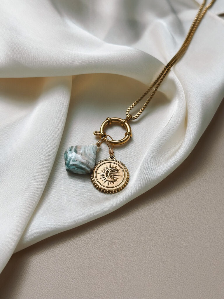 YOUR.line von Edle.Steine vereint alles, was dich ausmacht: Edelsteine, Symbole und Sternzeichen verbinden sich zu deinem persönlichen Schmuckstück. Kombinierbare Ketten und Charms – wandelbar, bedeutungsvoll und so individuell wie du. ✨