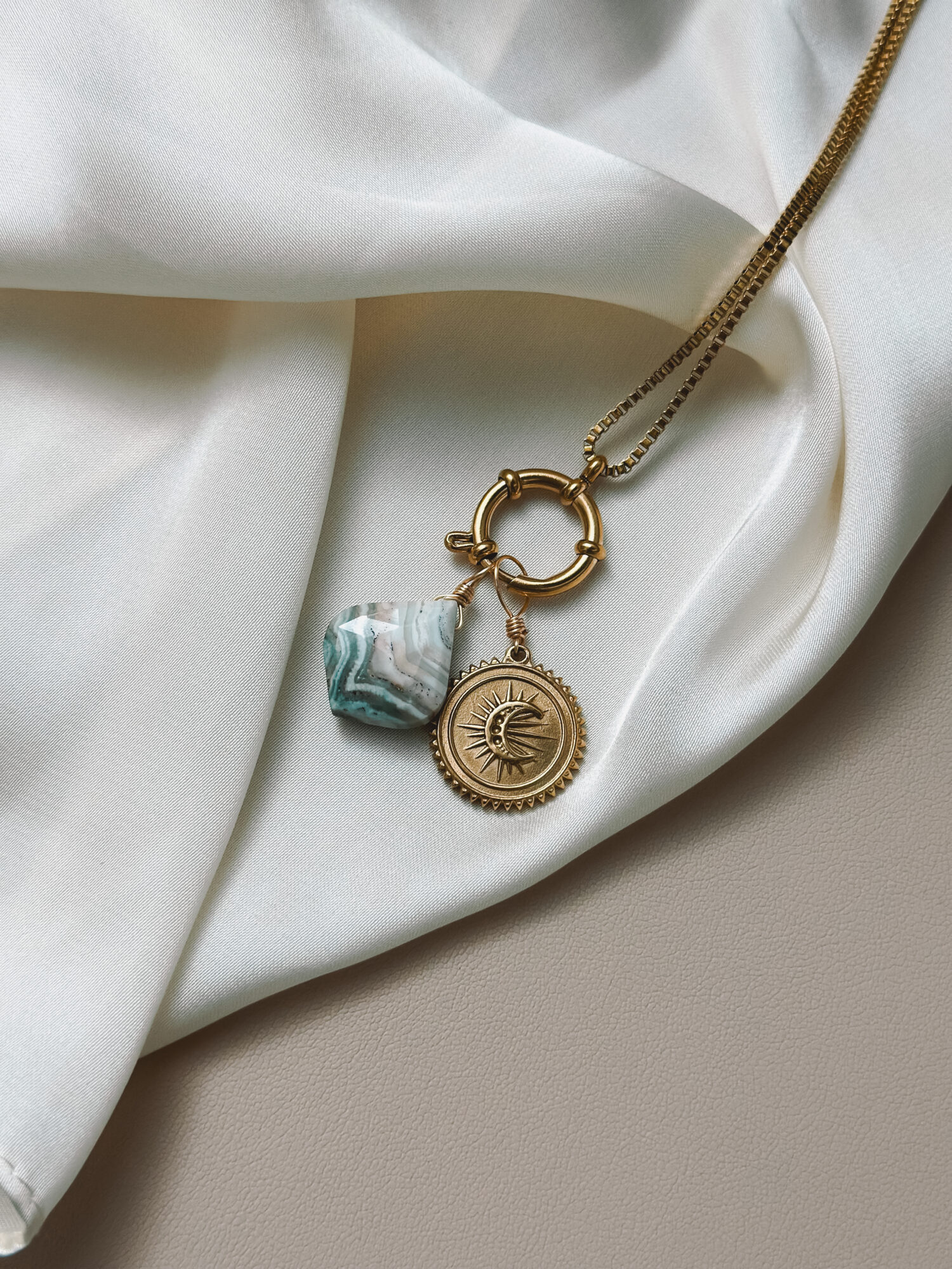Cosmic Balance 🌞🌙 Dieses Symbol vereint Sonne, Mond und Stern – drei Kräfte, die dich an deinen inneren Rhythmus erinnern. Sonne und Mond stehen für Licht und Dunkel, Aktivität und Ruhe, Außen und Innen. Der Stern symbolisiert Führung und Verbindung – wie ein Kompass, der dich durch alle Phasen deines Lebens begleitet. „Cosmic Balance“ erinnert dich daran, dass du nicht immer nur das eine oder das andere sein musst. Du darfst in dir selbst Gegensätze vereinen: Kraft und Sanftheit. Licht und Schatten. Tag und Nacht. Ein stiller Talisman, der dich durch Wandel trägt – und dich sanft daran erinnert, wie schön es ist, im Einklang mit dir zu sein. ⸻ ✨ Wirkung & Symbolik im Überblick: • Sonne & Mond: Balance zwischen Außen & Innen, Aktivität & Ruhe • Zyklus & Wandel: Leben im natürlichen Rhythmus • Verbindung: mit dir selbst, dem Universum und dem Licht in dir • Orientierung: der Stern als innerer Kompass auf deinem Weg • Ganzheit: du bist nicht entweder oder – du bist beides ⸻ 🕊️ Affirmation: „Ich bin im Einklang mit mir – kraftvoll, verbunden und geführt vom Rhythmus des Lebens.“