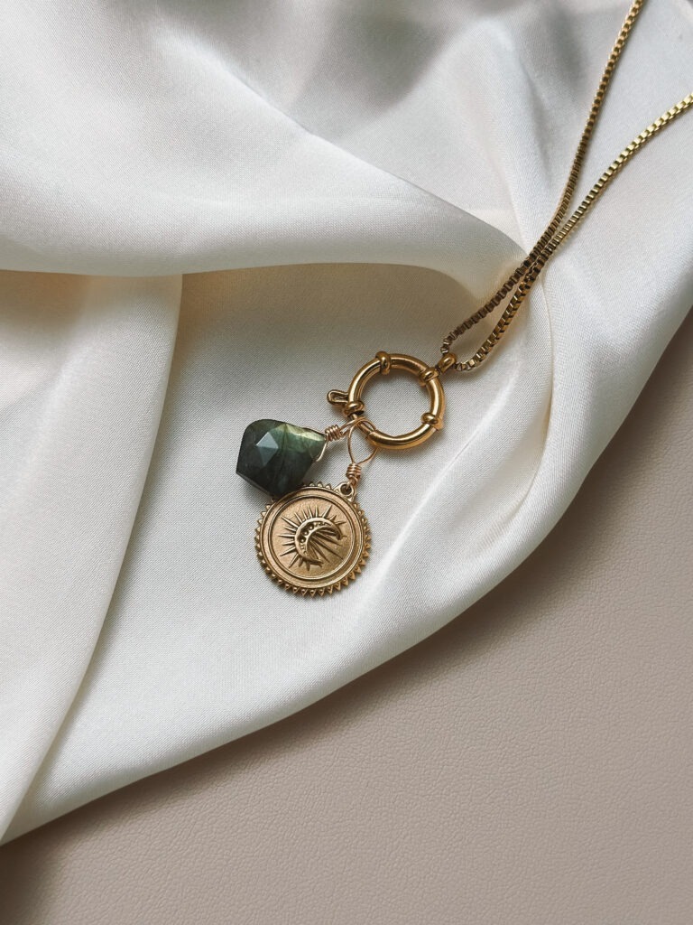 YOUR.line von Edle.Steine vereint alles, was dich ausmacht: Edelsteine, Symbole und Sternzeichen verbinden sich zu deinem persönlichen Schmuckstück. Kombinierbare Ketten und Charms – wandelbar, bedeutungsvoll und so individuell wie du. ✨