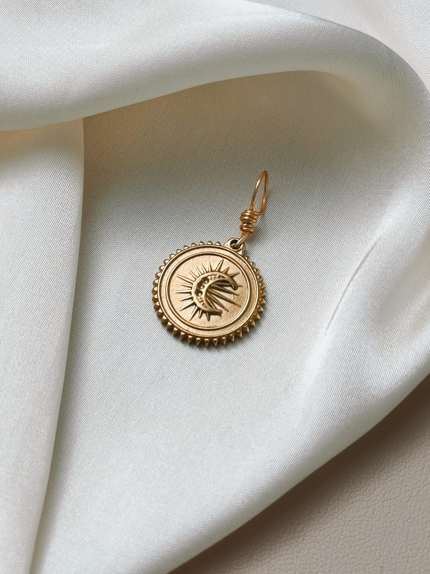 Cosmic Balance 🌞🌙 Dieses Symbol vereint Sonne, Mond und Stern – drei Kräfte, die dich an deinen inneren Rhythmus erinnern. Sonne und Mond stehen für Licht und Dunkel, Aktivität und Ruhe, Außen und Innen. Der Stern symbolisiert Führung und Verbindung – wie ein Kompass, der dich durch alle Phasen deines Lebens begleitet. „Cosmic Balance“ erinnert dich daran, dass du nicht immer nur das eine oder das andere sein musst. Du darfst in dir selbst Gegensätze vereinen: Kraft und Sanftheit. Licht und Schatten. Tag und Nacht. Ein stiller Talisman, der dich durch Wandel trägt – und dich sanft daran erinnert, wie schön es ist, im Einklang mit dir zu sein. ⸻ ✨ Wirkung & Symbolik im Überblick: • Sonne & Mond: Balance zwischen Außen & Innen, Aktivität & Ruhe • Zyklus & Wandel: Leben im natürlichen Rhythmus • Verbindung: mit dir selbst, dem Universum und dem Licht in dir • Orientierung: der Stern als innerer Kompass auf deinem Weg • Ganzheit: du bist nicht entweder oder – du bist beides ⸻ 🕊️ Affirmation: „Ich bin im Einklang mit mir – kraftvoll, verbunden und geführt vom Rhythmus des Lebens.“