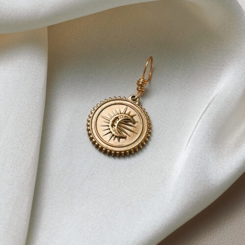 Cosmic Balance 🌞🌙 Dieses Symbol vereint Sonne, Mond und Stern – drei Kräfte, die dich an deinen inneren Rhythmus erinnern. Sonne und Mond stehen für Licht und Dunkel, Aktivität und Ruhe, Außen und Innen. Der Stern symbolisiert Führung und Verbindung – wie ein Kompass, der dich durch alle Phasen deines Lebens begleitet. „Cosmic Balance“ erinnert dich daran, dass du nicht immer nur das eine oder das andere sein musst. Du darfst in dir selbst Gegensätze vereinen: Kraft und Sanftheit. Licht und Schatten. Tag und Nacht. Ein stiller Talisman, der dich durch Wandel trägt – und dich sanft daran erinnert, wie schön es ist, im Einklang mit dir zu sein. ⸻ ✨ Wirkung & Symbolik im Überblick: • Sonne & Mond: Balance zwischen Außen & Innen, Aktivität & Ruhe • Zyklus & Wandel: Leben im natürlichen Rhythmus • Verbindung: mit dir selbst, dem Universum und dem Licht in dir • Orientierung: der Stern als innerer Kompass auf deinem Weg • Ganzheit: du bist nicht entweder oder – du bist beides ⸻ 🕊️ Affirmation: „Ich bin im Einklang mit mir – kraftvoll, verbunden und geführt vom Rhythmus des Lebens.“