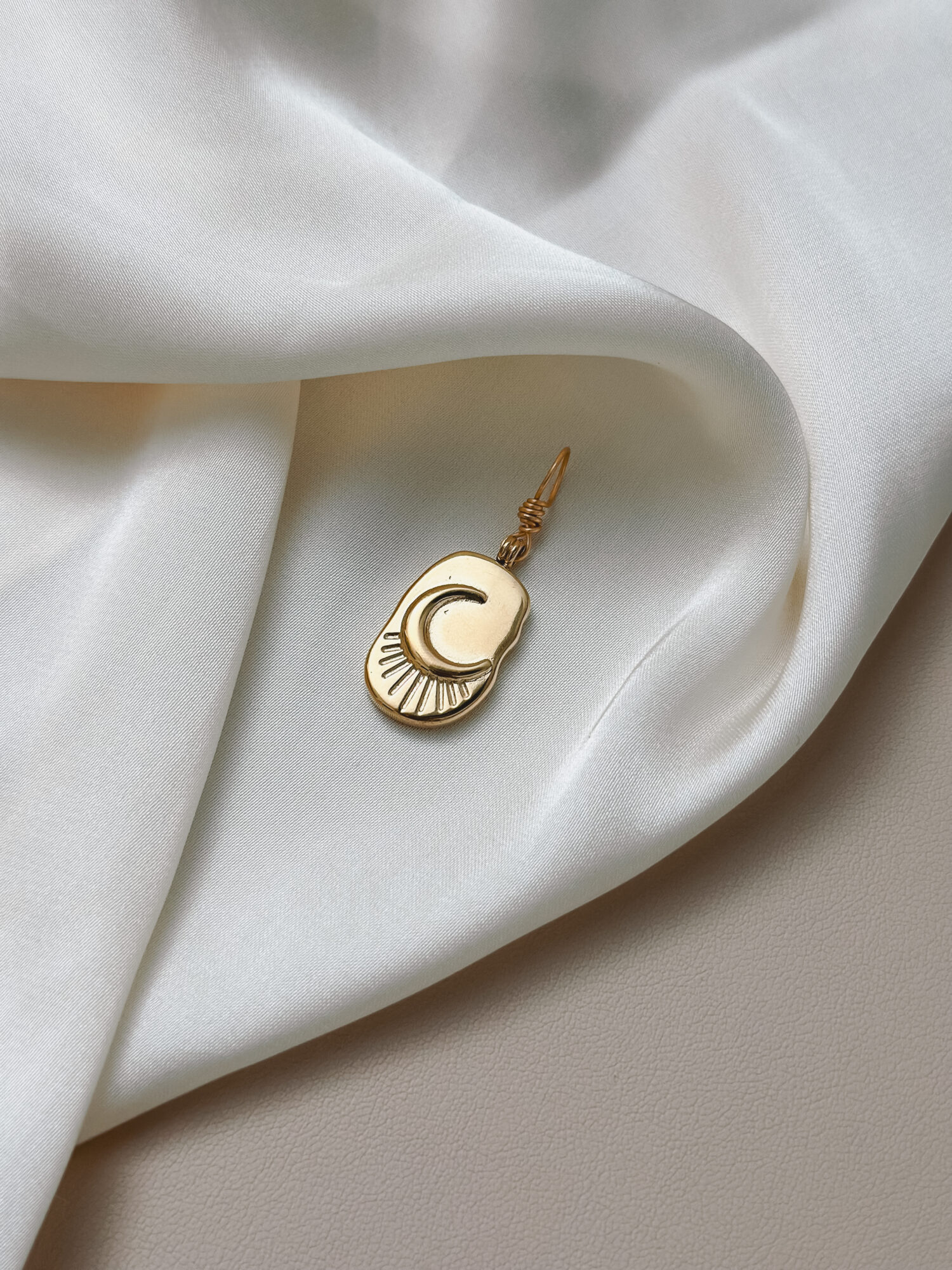 Mondlicht 🌙✨ Dieser Anhänger vereint Mond und Sonne – zwei Kräfte, die sich abwechseln, ergänzen und gemeinsam für das Gleichgewicht im Leben stehen. Mondlicht erinnert dich daran, dass du nicht immer hell strahlen musst – dein Leuchten zeigt sich auch im Stillen, im Rückzug, im Lauschen nach innen. Es ist ein Symbol für deine Zyklen, dein Spüren und dein Wachsen im eigenen Tempo. Schatten und Licht gehören zusammen – und genau dort, wo sie sich begegnen, entsteht deine Kraft. ⸻ ✨ Bedeutung von Mondlicht: • Mond: Intuition, Wandel, Selbstfürsorge • Sonnenstrahlen: Klarheit, Lebensfreude, Wärme • Balance: das Gleichgewicht zwischen Fühlen & Handeln • Zyklusbewusstsein: du darfst dir folgen – in Phasen • Tiefe & Licht: deine Sanftheit ist deine Stärke ⸻ 🕊️ Affirmation: „Ich bin Licht – auch in der Stille. Ich wachse in meinem eigenen Rhythmus.“