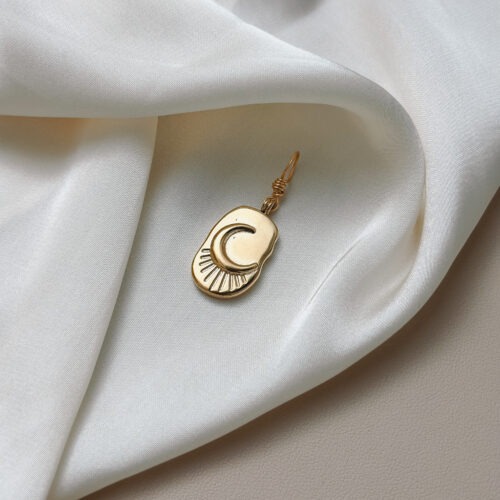 Mondlicht 🌙✨ Dieser Anhänger vereint Mond und Sonne – zwei Kräfte, die sich abwechseln, ergänzen und gemeinsam für das Gleichgewicht im Leben stehen. Mondlicht erinnert dich daran, dass du nicht immer hell strahlen musst – dein Leuchten zeigt sich auch im Stillen, im Rückzug, im Lauschen nach innen. Es ist ein Symbol für deine Zyklen, dein Spüren und dein Wachsen im eigenen Tempo. Schatten und Licht gehören zusammen – und genau dort, wo sie sich begegnen, entsteht deine Kraft. ⸻ ✨ Bedeutung von Mondlicht: • Mond: Intuition, Wandel, Selbstfürsorge • Sonnenstrahlen: Klarheit, Lebensfreude, Wärme • Balance: das Gleichgewicht zwischen Fühlen & Handeln • Zyklusbewusstsein: du darfst dir folgen – in Phasen • Tiefe & Licht: deine Sanftheit ist deine Stärke ⸻ 🕊️ Affirmation: „Ich bin Licht – auch in der Stille. Ich wachse in meinem eigenen Rhythmus.“