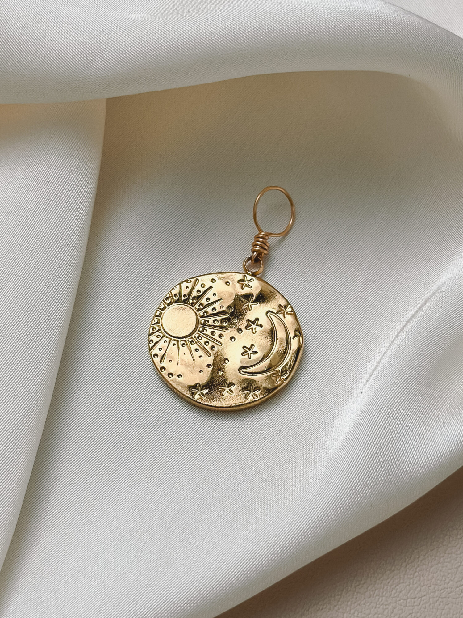 Sternenhimmel 🌌 Sternenhimmel vereint Sonne, Mond und Sterne – ein Symbol für das große Ganze, für Licht im Dunkel und die stille Verbindung zum Universum. Dieser Anhänger erinnert dich daran, dass du ein Teil von etwas Größerem bist – geführt, gehalten und verbunden mit Himmel, Erde und deinem inneren Licht. Wie ein Blick in den Nachthimmel lädt er dich ein, wieder zu träumen. Sich zu erinnern. Und dein Leuchten nicht zu vergessen – selbst dann, wenn es gerade dunkel ist. ✨ Bedeutung von Sternenhimmel: Sonne: für Lebenskraft, Wärme und Klarheit Mond: für Intuition, Rückzug und Wandel Sterne: für Führung, Hoffnung und Orientierung Kosmische Verbindung: du bist Teil des Universums – nicht getrennt, sondern verbunden Erinnerung an dein Licht: auch wenn es gerade Nacht ist – du leuchtest 🕊️ Affirmation: „Ich bin verbunden mit dem Sternenhimmel – geführt, getragen und voller Licht.“ Details zum Schmuck Material: PVD-Vakuumbeschichtung 304 Edelstahl 14K Echtgold plattiert  Größe: 23mm x 21mm und mit einer stabilen Öse versehen. Der Anhänger passt zu deiner YOUR.line Kette Ein kleiner Begleiter mit großer Bedeutung – minimalistisch, zeitlos und voller Kraft. 🤍 Lieferumfang: nur Anhänger