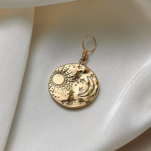 Sternenhimmel 🌌 Sternenhimmel vereint Sonne, Mond und Sterne – ein Symbol für das große Ganze, für Licht im Dunkel und die stille Verbindung zum Universum. Dieser Anhänger erinnert dich daran, dass du ein Teil von etwas Größerem bist – geführt, gehalten und verbunden mit Himmel, Erde und deinem inneren Licht. Wie ein Blick in den Nachthimmel lädt er dich ein, wieder zu träumen. Sich zu erinnern. Und dein Leuchten nicht zu vergessen – selbst dann, wenn es gerade dunkel ist. ✨ Bedeutung von Sternenhimmel: Sonne: für Lebenskraft, Wärme und Klarheit Mond: für Intuition, Rückzug und Wandel Sterne: für Führung, Hoffnung und Orientierung Kosmische Verbindung: du bist Teil des Universums – nicht getrennt, sondern verbunden Erinnerung an dein Licht: auch wenn es gerade Nacht ist – du leuchtest 🕊️ Affirmation: „Ich bin verbunden mit dem Sternenhimmel – geführt, getragen und voller Licht.“ Details zum Schmuck Material: PVD-Vakuumbeschichtung 304 Edelstahl 14K Echtgold plattiert  Größe: 23mm x 21mm und mit einer stabilen Öse versehen. Der Anhänger passt zu deiner YOUR.line Kette Ein kleiner Begleiter mit großer Bedeutung – minimalistisch, zeitlos und voller Kraft. 🤍 Lieferumfang: nur Anhänger