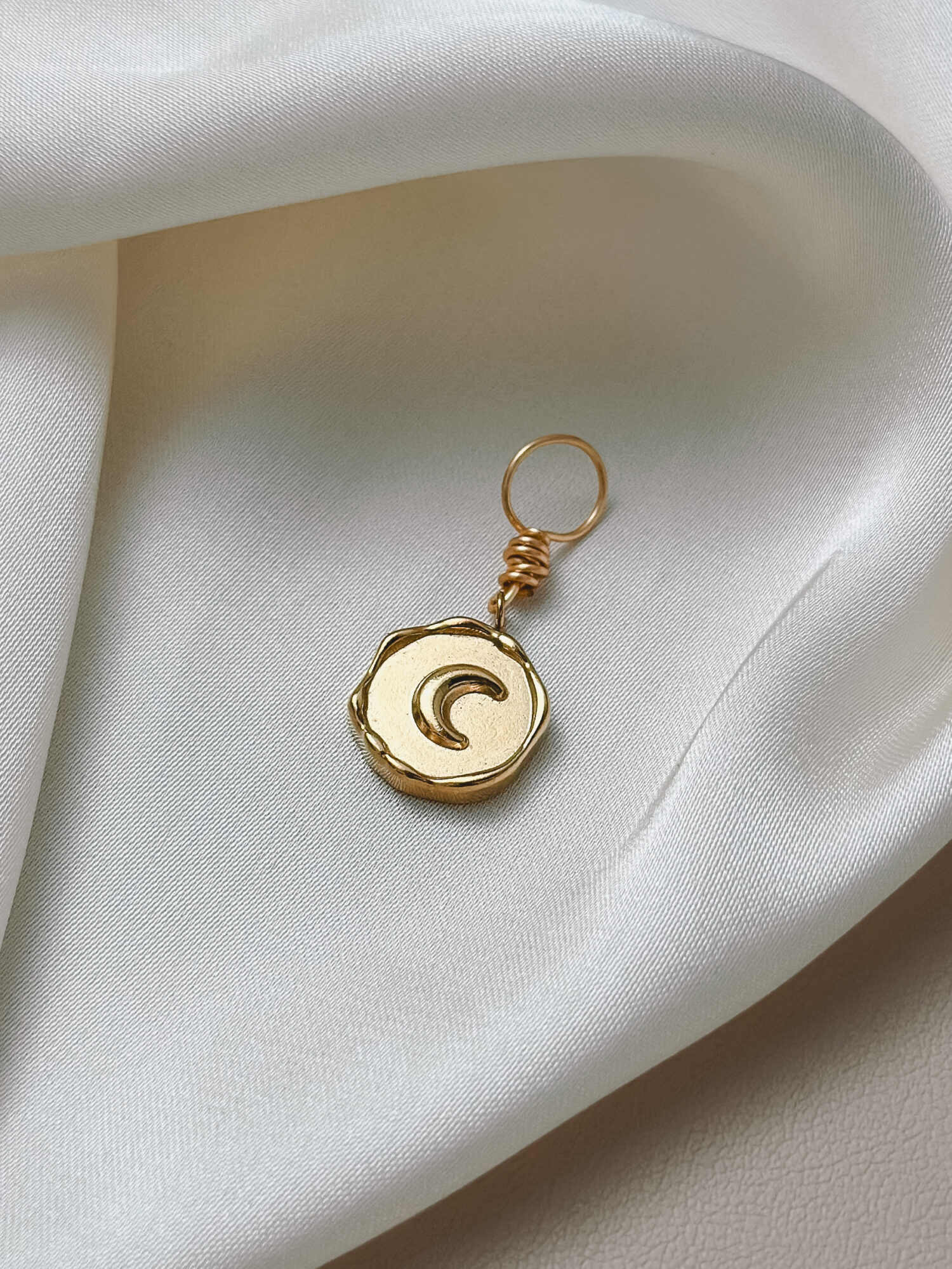 Mond Reflexion 🌘 Mond Reflexion steht für den abnehmenden Mond – eine Phase der Rückkehr zu dir selbst. Sie lädt dich ein, loszulassen, was nicht mehr zu dir gehört, und hinzuspüren, was bleiben darf. Die Sichel erinnert dich daran, dass Erkenntnis oft im Rückzug geschieht – sanft, klar und ganz bei dir. Dieser Anhänger ist wie ein Spiegel: Er begleitet dich durch innere Prozesse, leise Übergänge und Momente, in denen du dich selbst neu erkennst – Schicht für Schicht. ✨ Bedeutung von Mond Reflexion: Abnehmender Mond: Phase für Loslassen, Innenschau & Reinigung Reflexion: dich selbst ehrlich betrachten – ohne Urteil Sichelmond: Symbol für feine, weibliche Wandlungskraft Zyklusbewusstsein: Raum schaffen für Natürlichkeit & Veränderung Innere Erkenntnis: Klarheit im leisen Licht 🕊️ Affirmation: „Ich erkenne, was ich loslassen darf – und finde zurück zu mir.“ Details zum Schmuck Material: PVD-Vakuumbeschichtung 304 Edelstahl 14K Echtgold plattiert  Größe: 16mm x 13mm und mit einer stabilen Öse versehen. Der Anhänger passt zu deiner YOUR.line Kette Ein kleiner Begleiter mit großer Bedeutung – minimalistisch, zeitlos und voller Kraft. 🤍 Lieferumfang: nur Anhänger