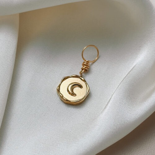 Mond Reflexion 🌘 Mond Reflexion steht für den abnehmenden Mond – eine Phase der Rückkehr zu dir selbst. Sie lädt dich ein, loszulassen, was nicht mehr zu dir gehört, und hinzuspüren, was bleiben darf. Die Sichel erinnert dich daran, dass Erkenntnis oft im Rückzug geschieht – sanft, klar und ganz bei dir. Dieser Anhänger ist wie ein Spiegel: Er begleitet dich durch innere Prozesse, leise Übergänge und Momente, in denen du dich selbst neu erkennst – Schicht für Schicht. ✨ Bedeutung von Mond Reflexion: Abnehmender Mond: Phase für Loslassen, Innenschau & Reinigung Reflexion: dich selbst ehrlich betrachten – ohne Urteil Sichelmond: Symbol für feine, weibliche Wandlungskraft Zyklusbewusstsein: Raum schaffen für Natürlichkeit & Veränderung Innere Erkenntnis: Klarheit im leisen Licht 🕊️ Affirmation: „Ich erkenne, was ich loslassen darf – und finde zurück zu mir.“ Details zum Schmuck Material: PVD-Vakuumbeschichtung 304 Edelstahl 14K Echtgold plattiert  Größe: 16mm x 13mm und mit einer stabilen Öse versehen. Der Anhänger passt zu deiner YOUR.line Kette Ein kleiner Begleiter mit großer Bedeutung – minimalistisch, zeitlos und voller Kraft. 🤍 Lieferumfang: nur Anhänger