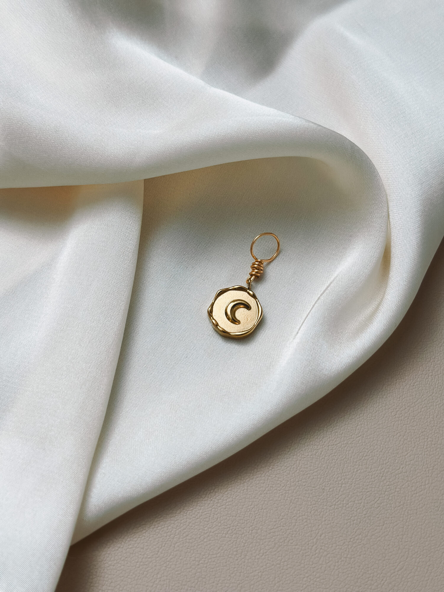 Mond Reflexion 🌘 Mond Reflexion steht für den abnehmenden Mond – eine Phase der Rückkehr zu dir selbst. Sie lädt dich ein, loszulassen, was nicht mehr zu dir gehört, und hinzuspüren, was bleiben darf. Die Sichel erinnert dich daran, dass Erkenntnis oft im Rückzug geschieht – sanft, klar und ganz bei dir. Dieser Anhänger ist wie ein Spiegel: Er begleitet dich durch innere Prozesse, leise Übergänge und Momente, in denen du dich selbst neu erkennst – Schicht für Schicht. ✨ Bedeutung von Mond Reflexion: Abnehmender Mond: Phase für Loslassen, Innenschau & Reinigung Reflexion: dich selbst ehrlich betrachten – ohne Urteil Sichelmond: Symbol für feine, weibliche Wandlungskraft Zyklusbewusstsein: Raum schaffen für Natürlichkeit & Veränderung Innere Erkenntnis: Klarheit im leisen Licht 🕊️ Affirmation: „Ich erkenne, was ich loslassen darf – und finde zurück zu mir.“ Details zum Schmuck Material: PVD-Vakuumbeschichtung 304 Edelstahl 14K Echtgold plattiert  Größe: 16mm x 13mm und mit einer stabilen Öse versehen. Der Anhänger passt zu deiner YOUR.line Kette Ein kleiner Begleiter mit großer Bedeutung – minimalistisch, zeitlos und voller Kraft. 🤍 Lieferumfang: nur Anhänger